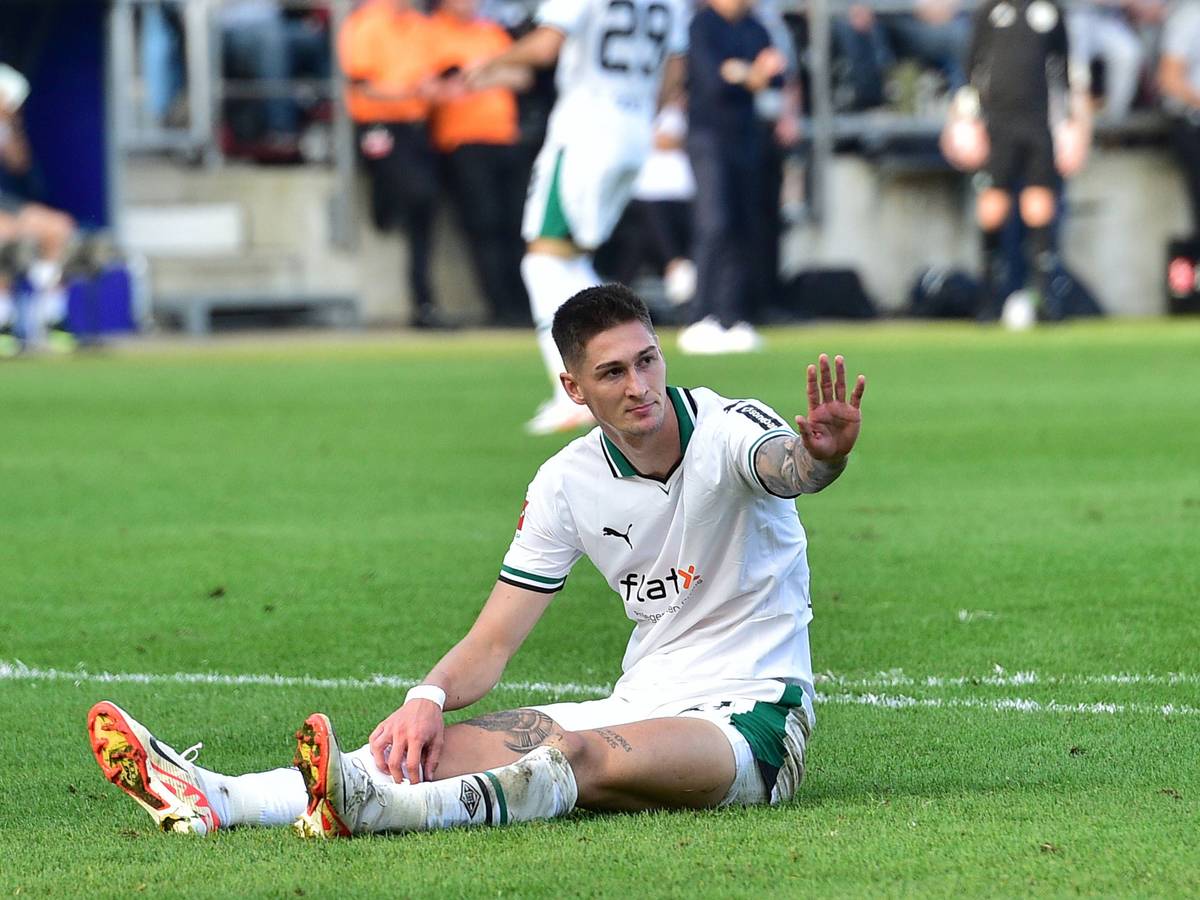 Tomas Cvancara sitzt auf dem Rasen beim Borussia-Spiel in Bochum.