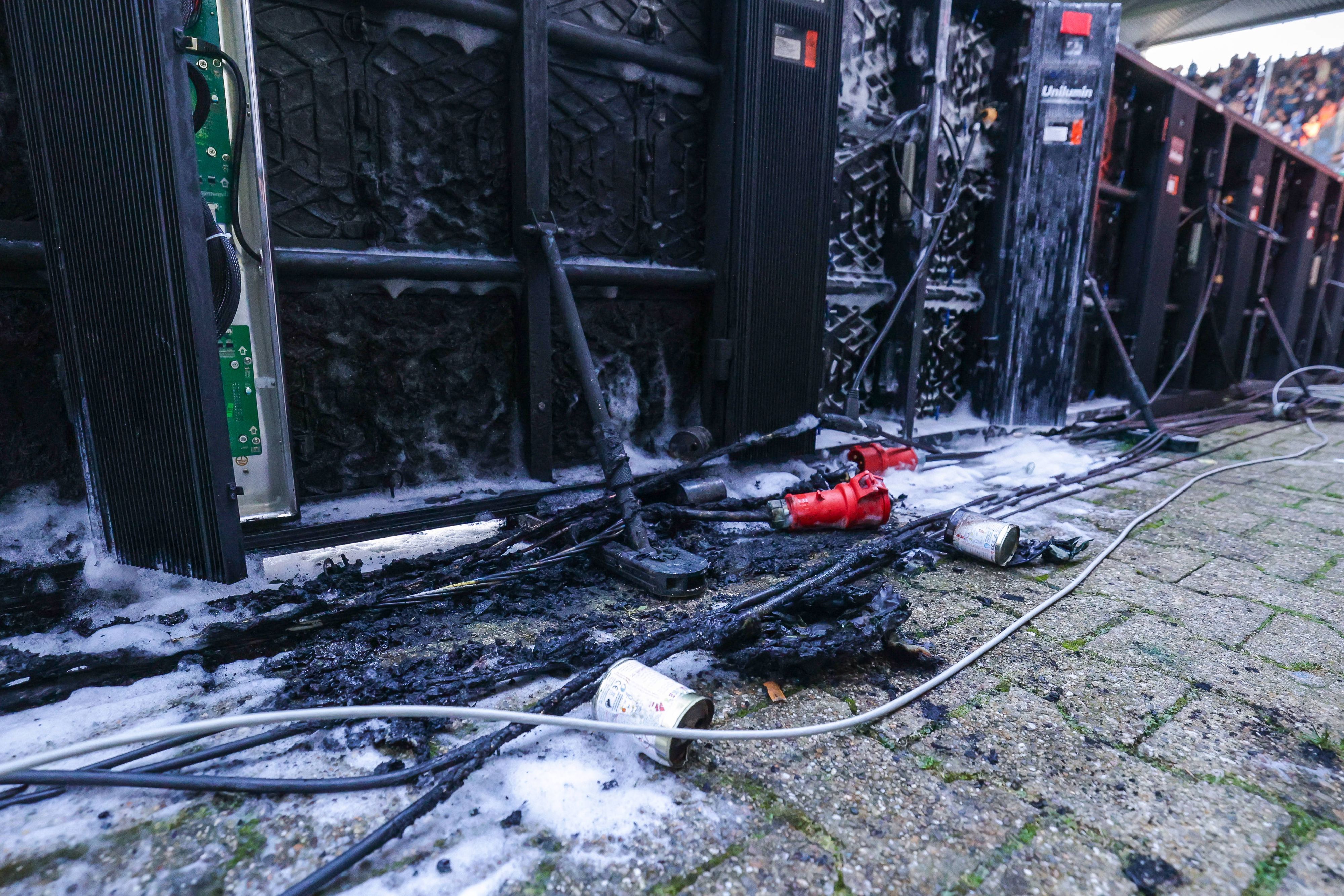 Nach einem Feuerwehr-Einsatz ist eine Bande im Bochum-Stadion stark beschädigt.