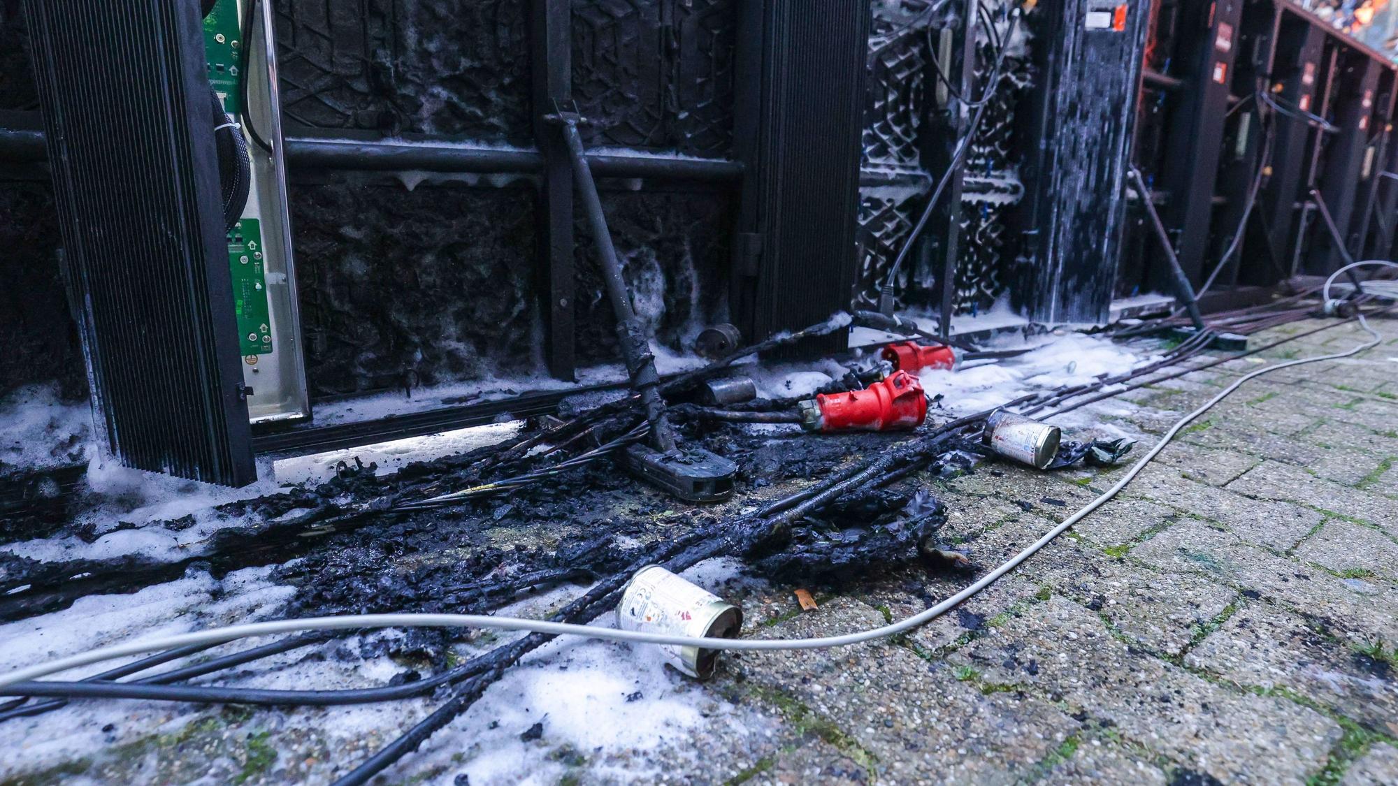 Nach einem Feuerwehr-Einsatz ist eine Bande im Bochum-Stadion stark beschädigt.