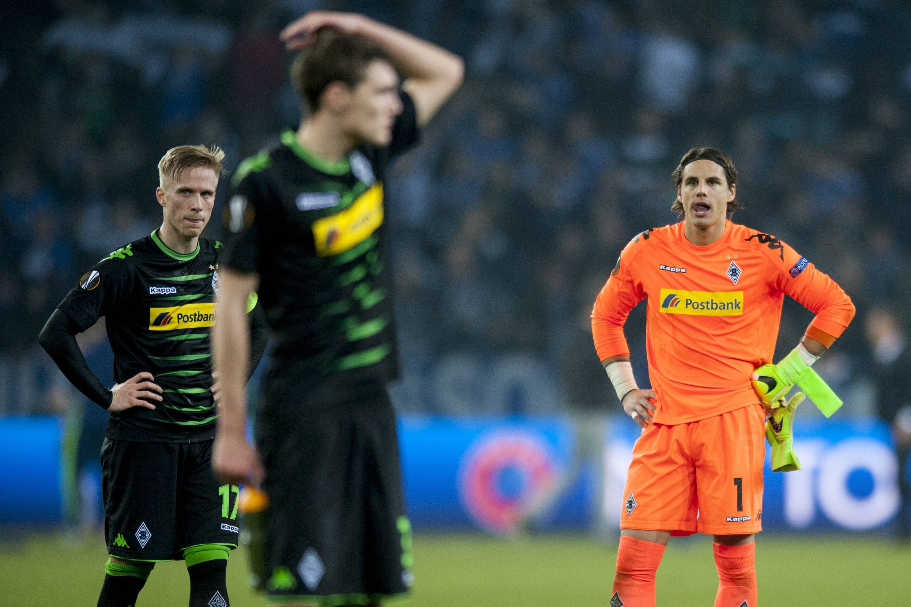Oscar Wendt, Andreas Christensen und Torwart Yann Sommer sind enttäuscht nach dem Ausscheiden aus der Europa League von Borussia Mönchengladbach gegen den FC Schalke 04