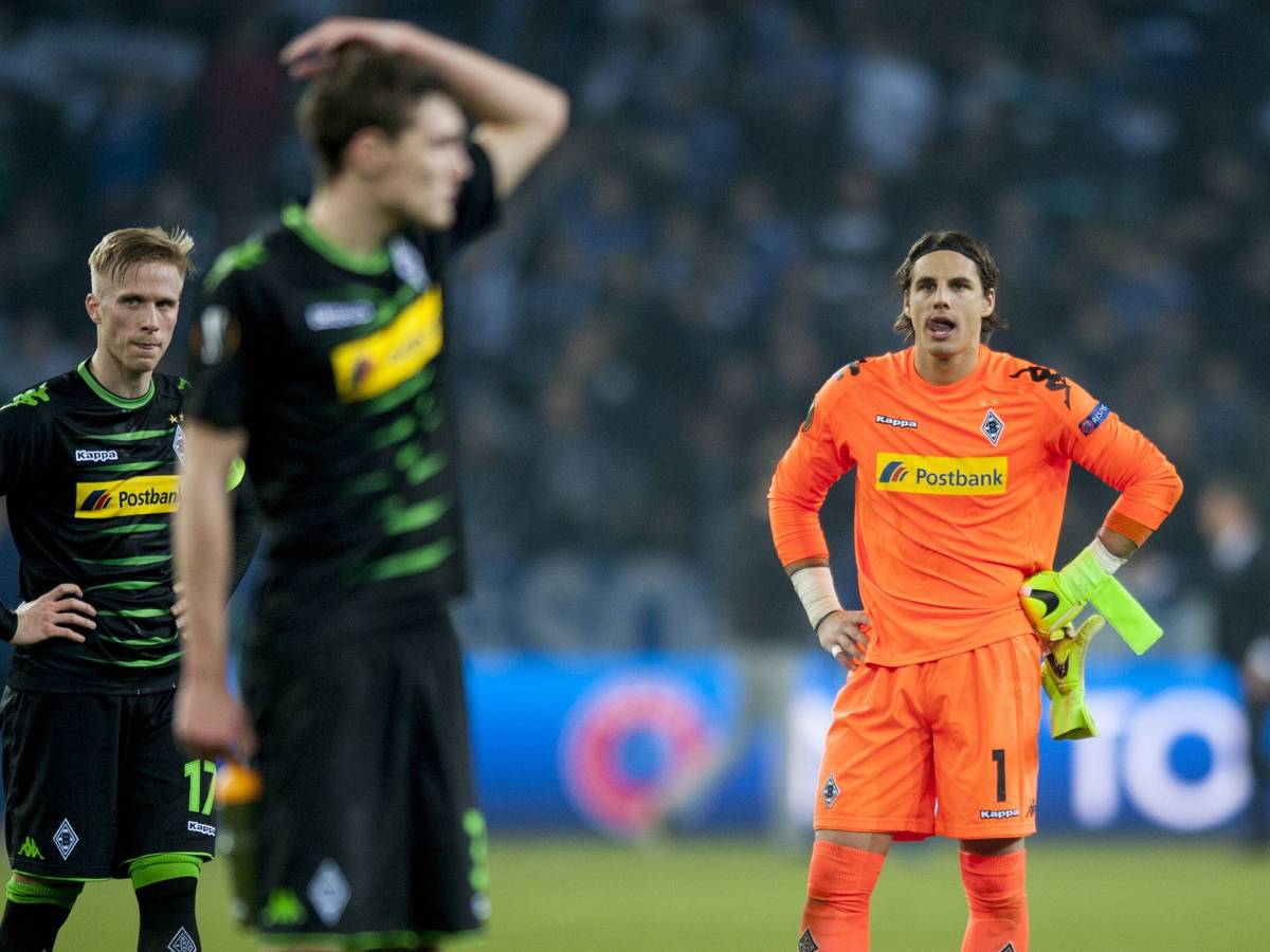 Oscar Wendt, Andreas Christensen und Torwart Yann Sommer sind enttäuscht nach dem Ausscheiden aus der Europa League von Borussia Mönchengladbach gegen den FC Schalke 04