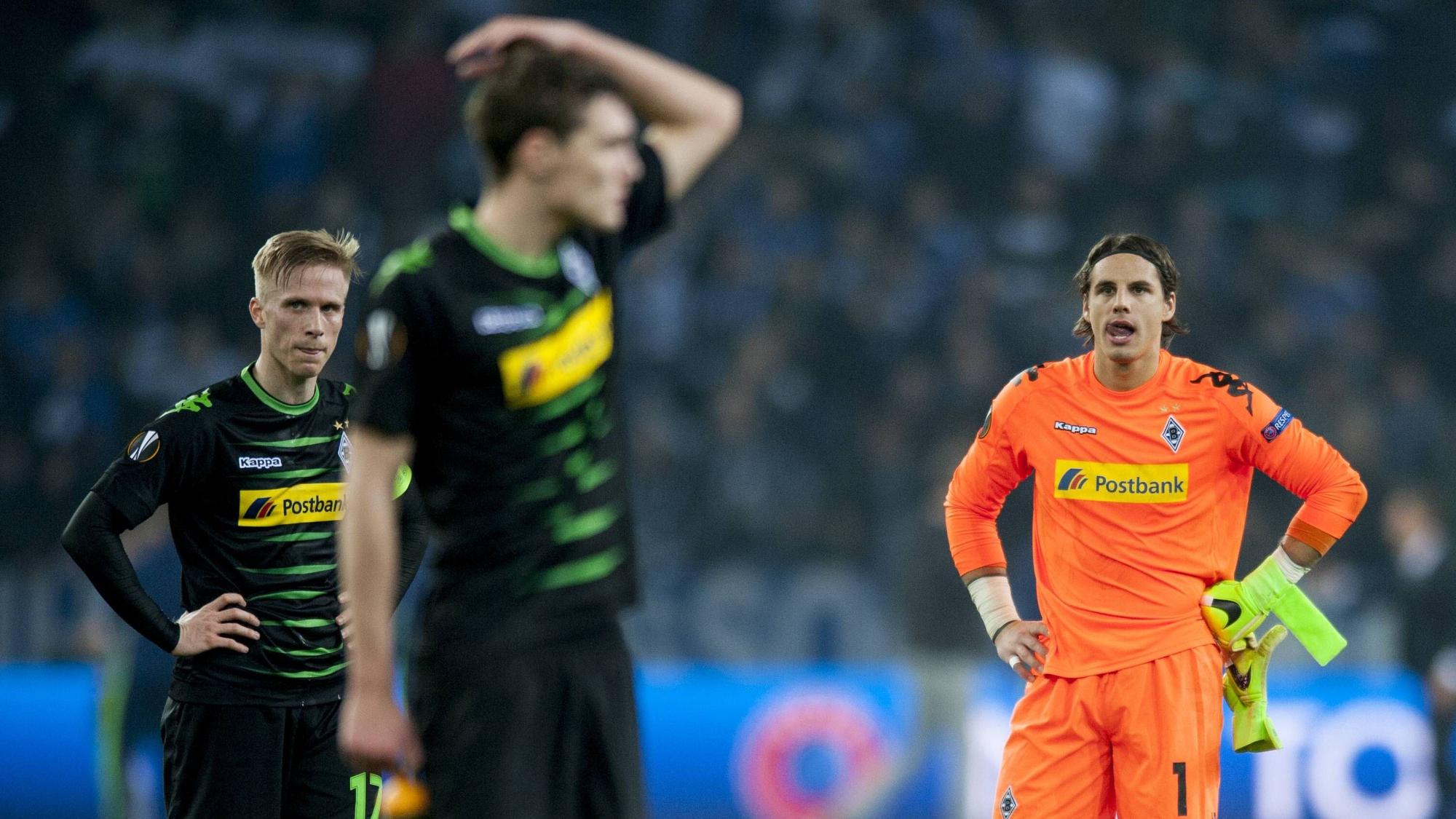 Oscar Wendt, Andreas Christensen und Torwart Yann Sommer sind enttäuscht nach dem Ausscheiden aus der Europa League von Borussia Mönchengladbach gegen den FC Schalke 04