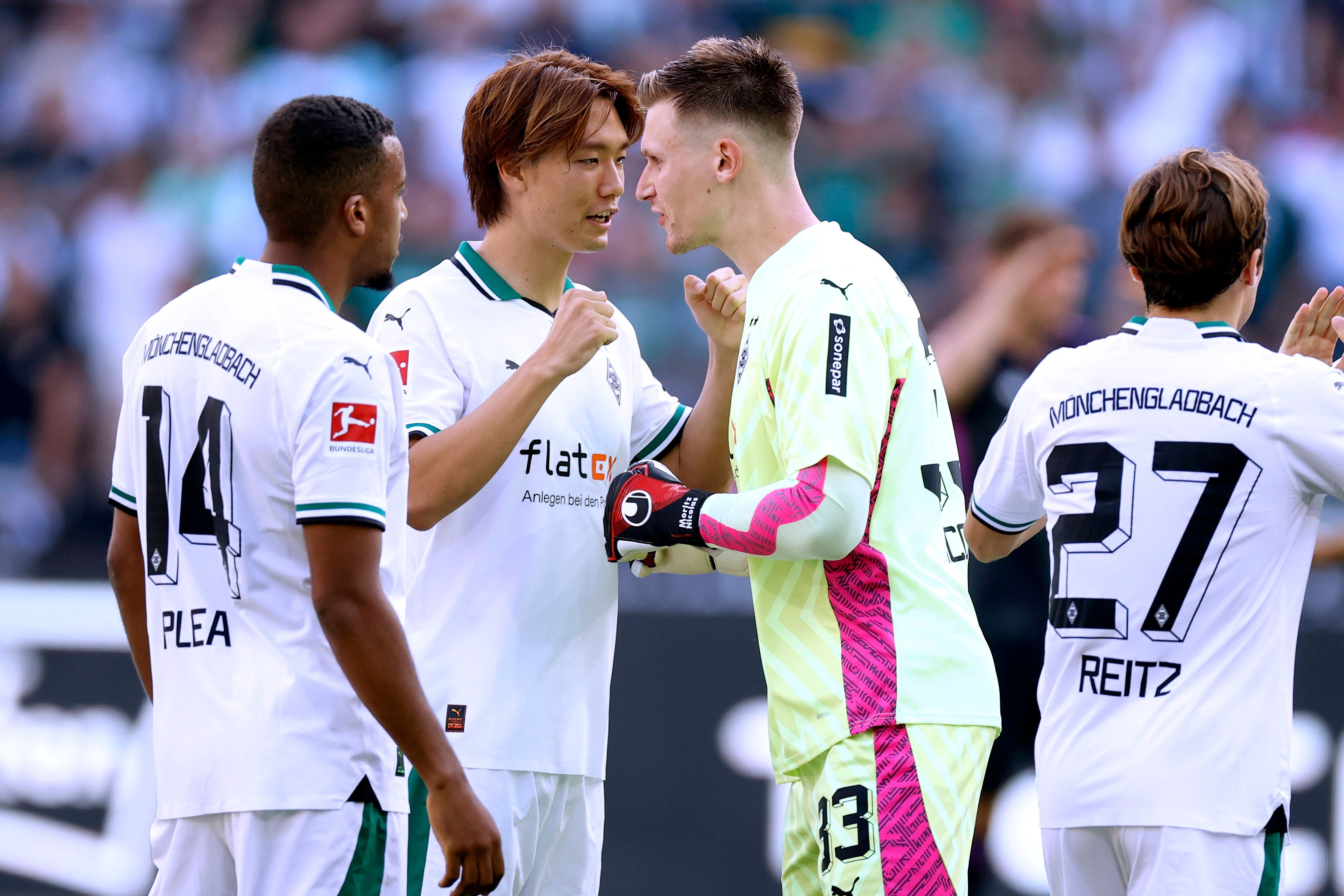 Alassane Plea und Ko Itakura unterhalten sich mit Moritz Nicolas.