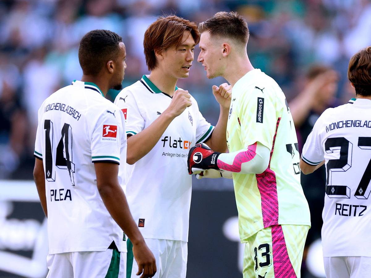 Alassane Plea und Ko Itakura unterhalten sich mit Moritz Nicolas.