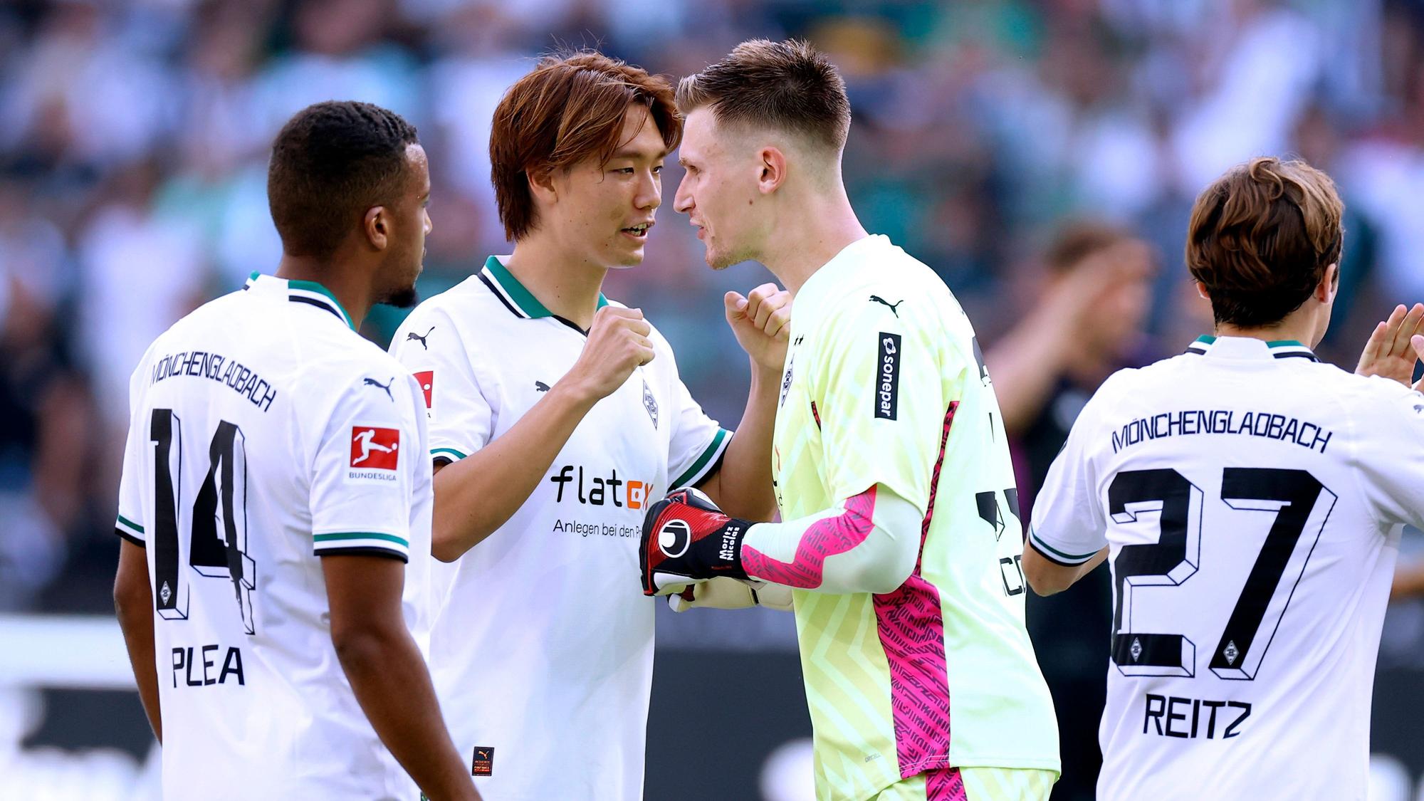 Alassane Plea und Ko Itakura unterhalten sich mit Moritz Nicolas.
