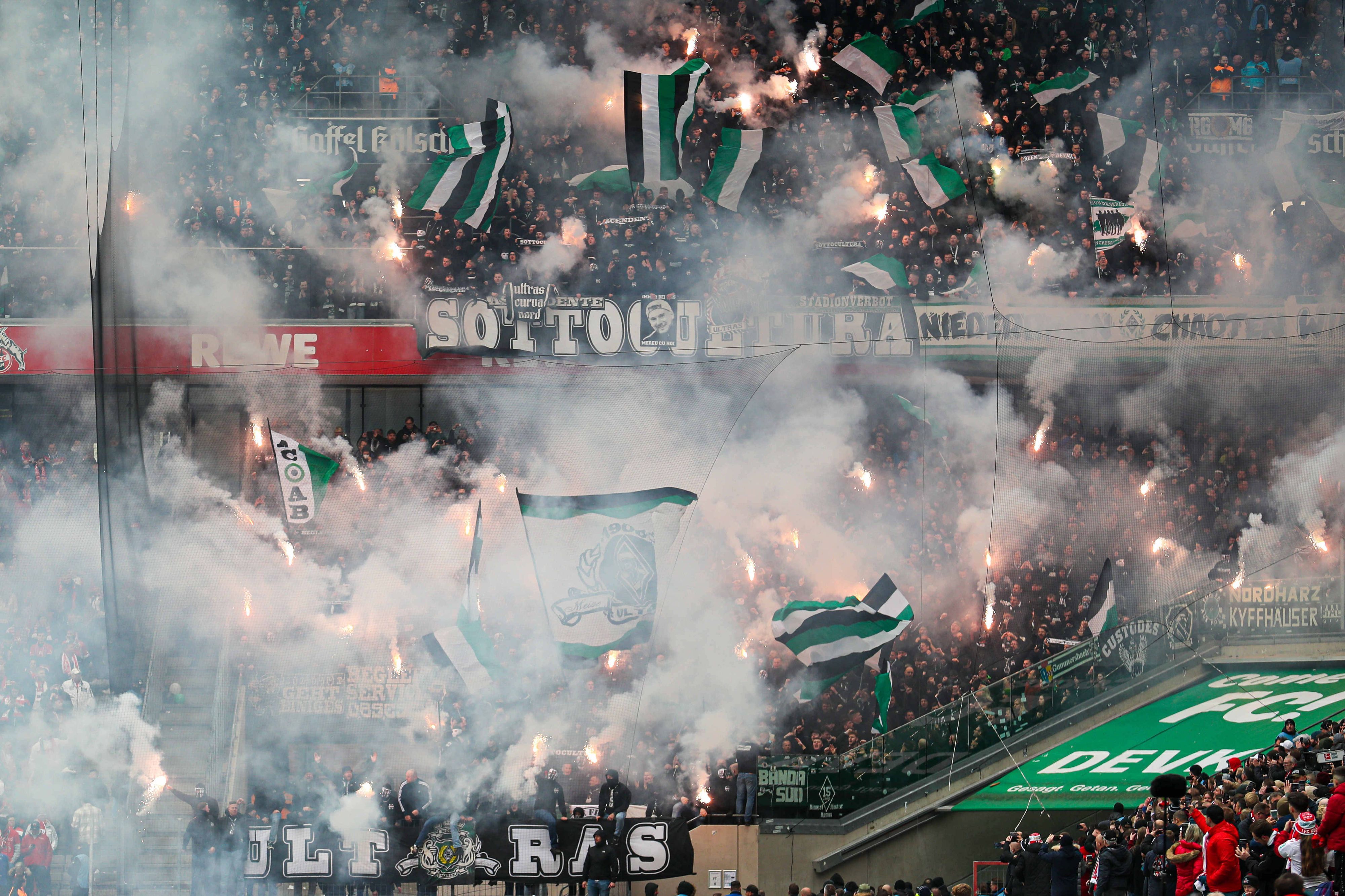 Borussia-Fans zünden Pyrotechnik im Kölner Stadion.