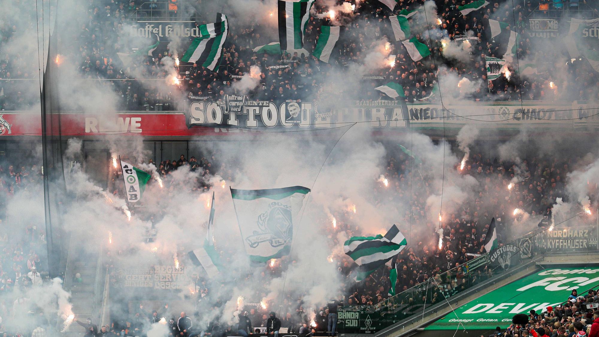 Borussia-Fans zünden Pyrotechnik im Kölner Stadion.