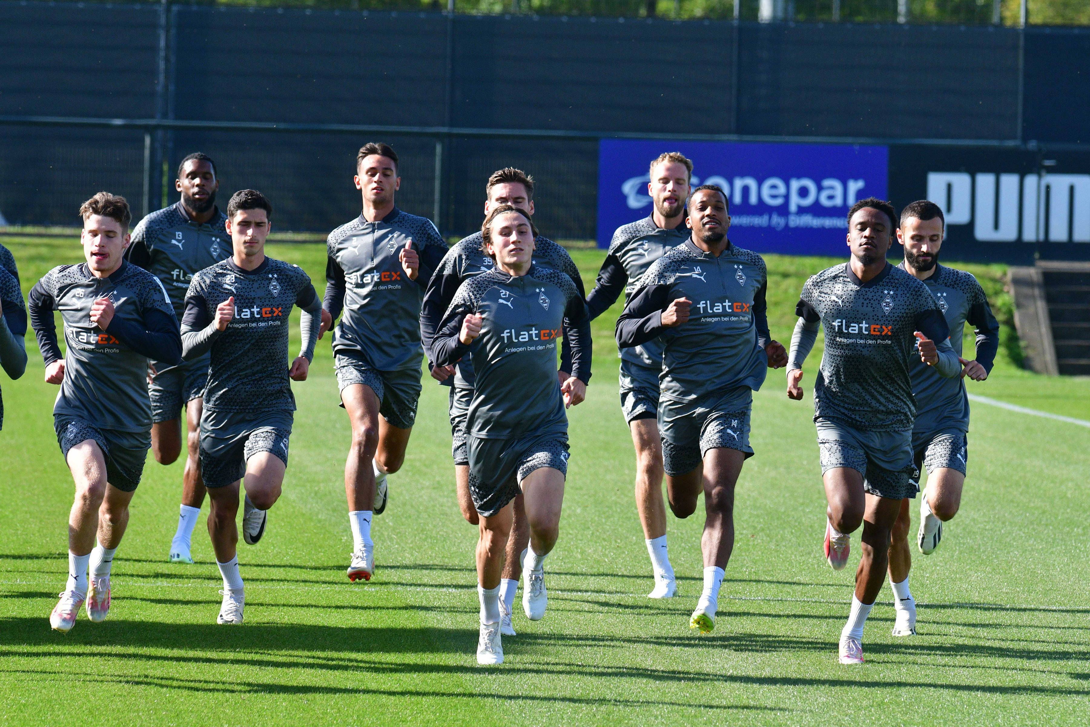 Spieler von Borussia Mönchengladbach laufen im Training.