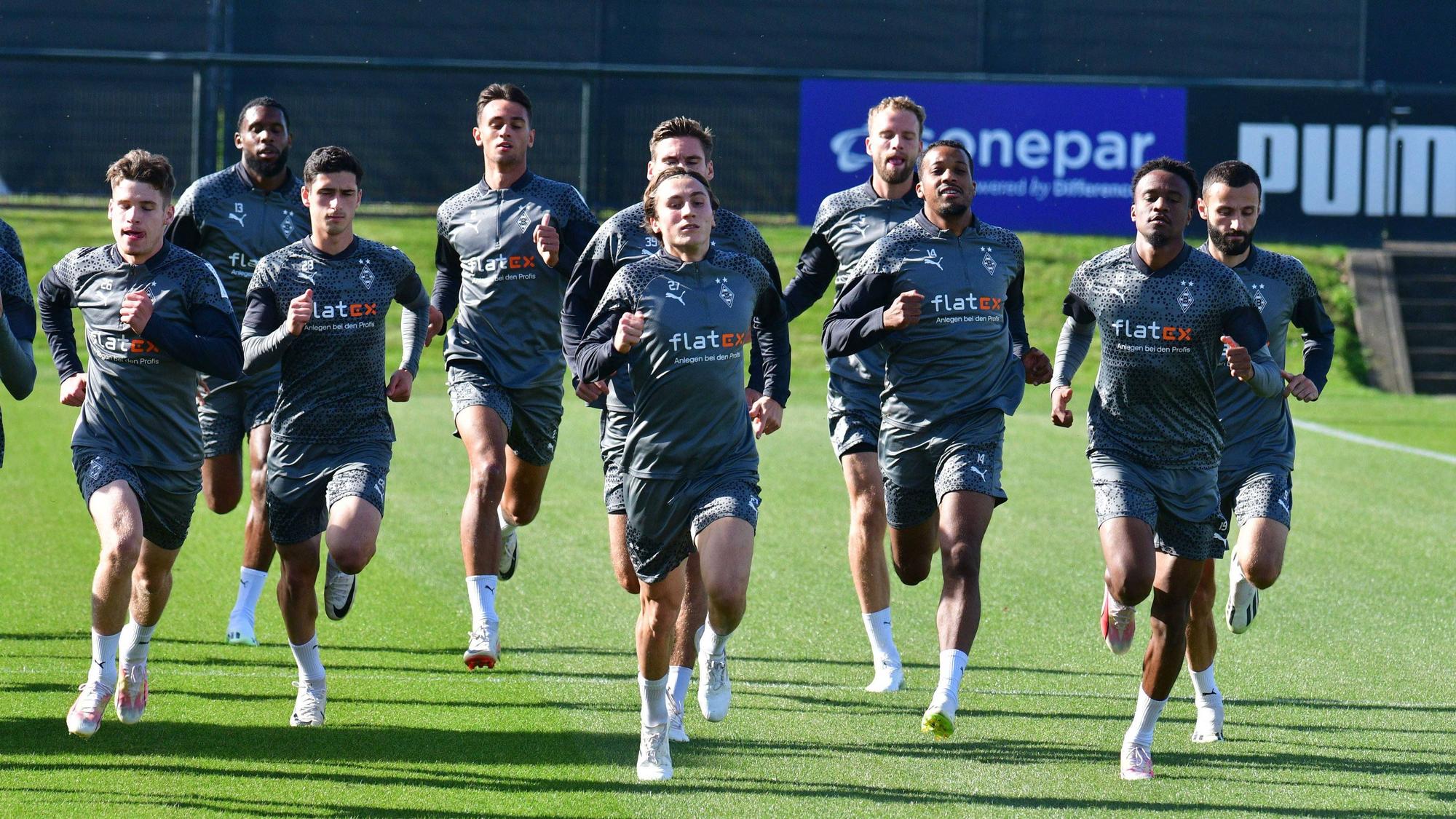 Spieler von Borussia Mönchengladbach laufen im Training.