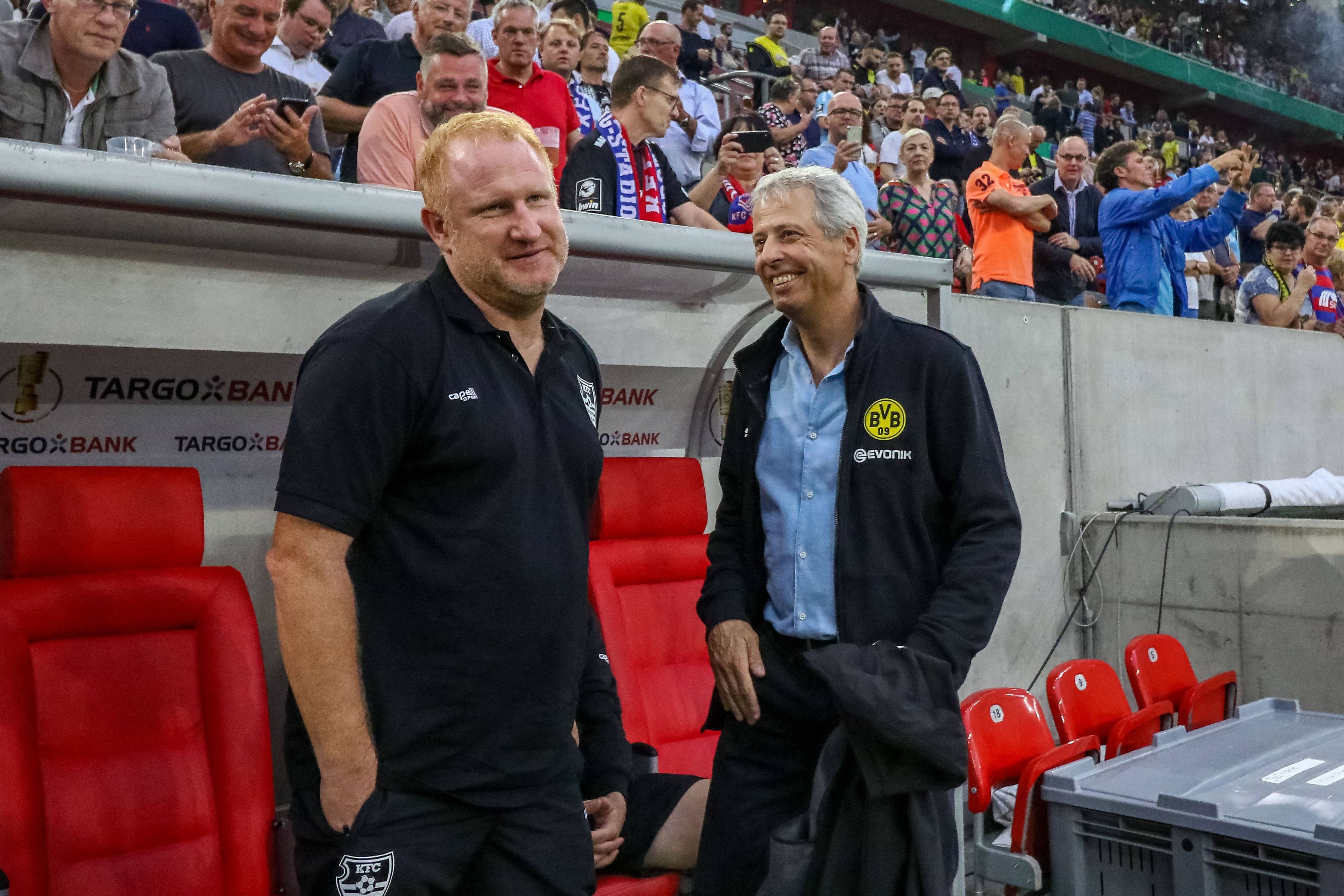 Heiko Vogel und Lucien Favre unterhalten sich vor einem Spiel.