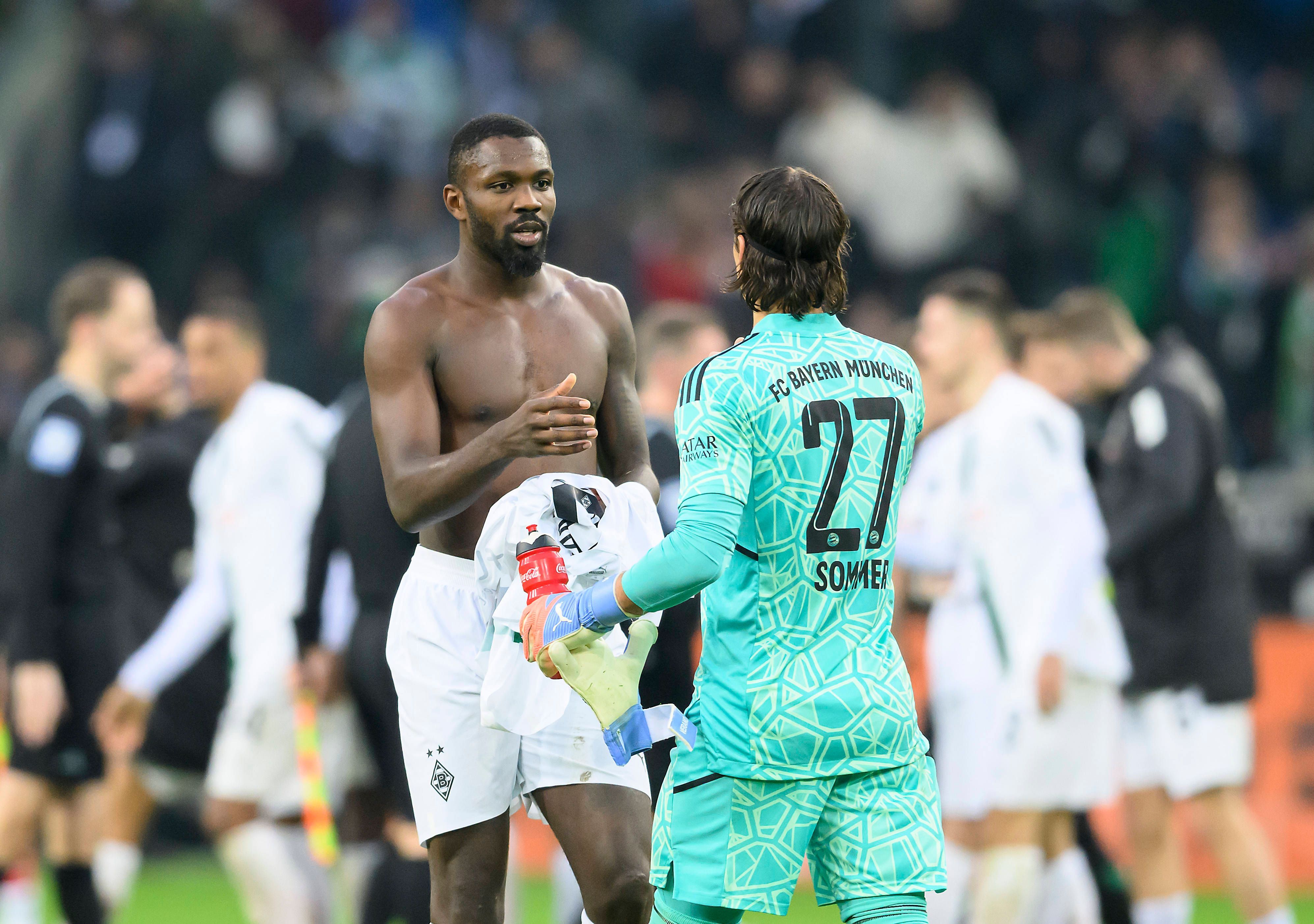 Marcus Thuram streckt Yann Sommer die Hand aus und möchte sein Trikot nach Spielende tauschen.