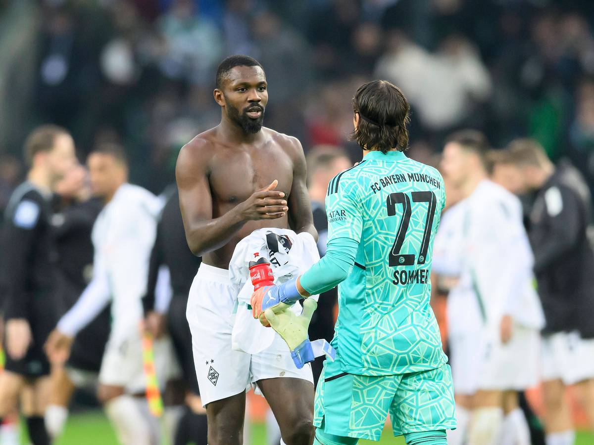Marcus Thuram streckt Yann Sommer die Hand aus und möchte sein Trikot nach Spielende tauschen.