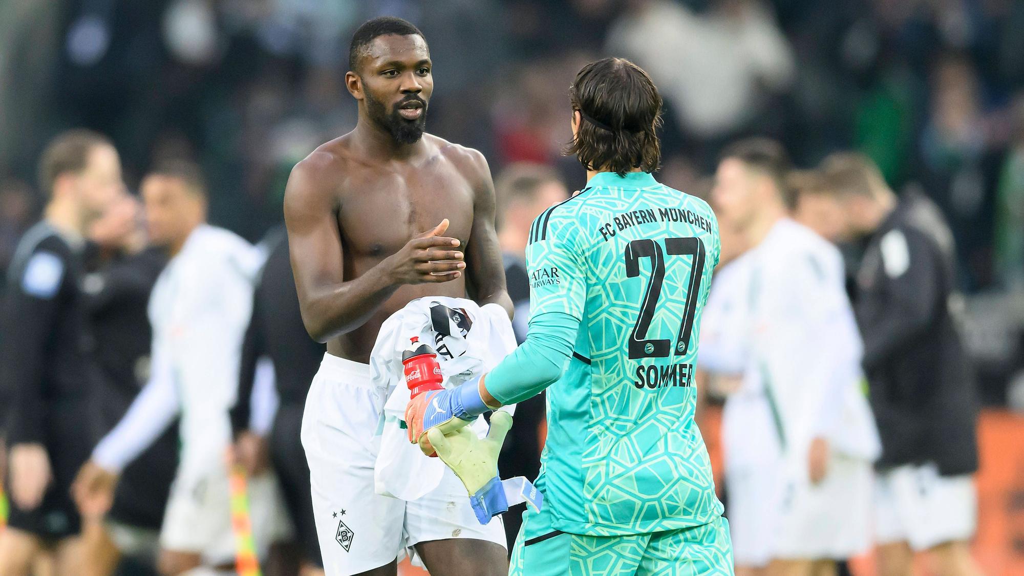 Marcus Thuram streckt Yann Sommer die Hand aus und möchte sein Trikot nach Spielende tauschen.