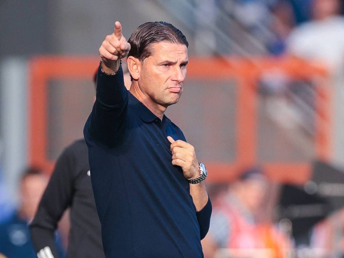 Gerardo Seoane gibt Anweisungen mit seinem rechten Arm und zeigt etwas an.