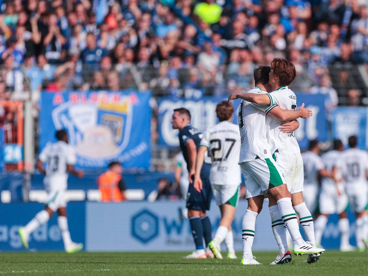 Ko Itakura und Maximilian Wöber liegen sich nach einem Borussia-Tor in den Armen.