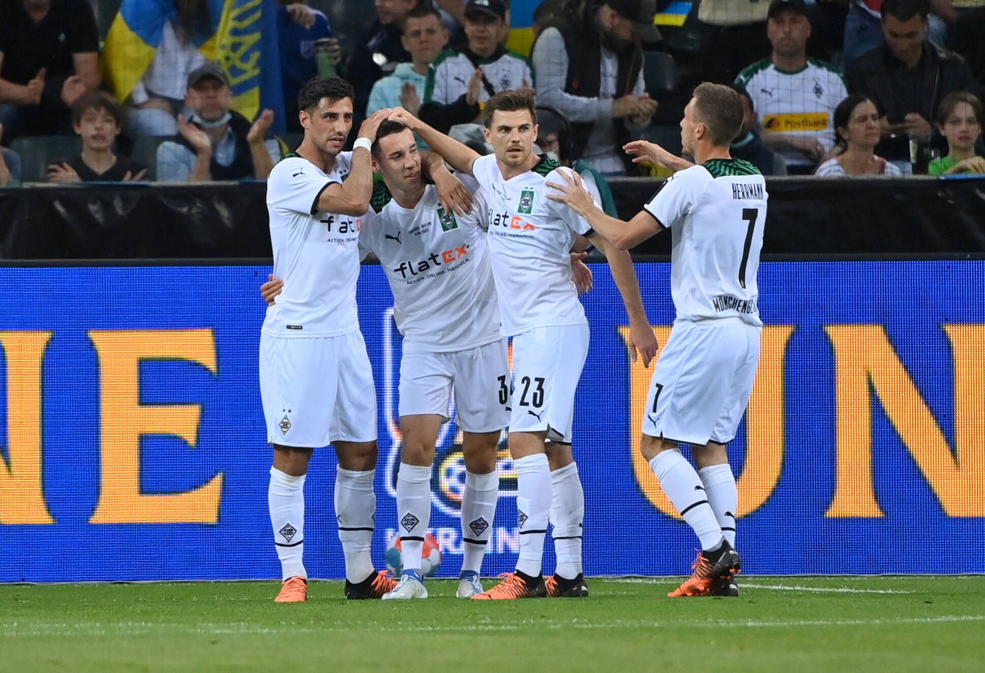 Borussia-Spieler bejubeln einen Treffer im Borussia-Park.