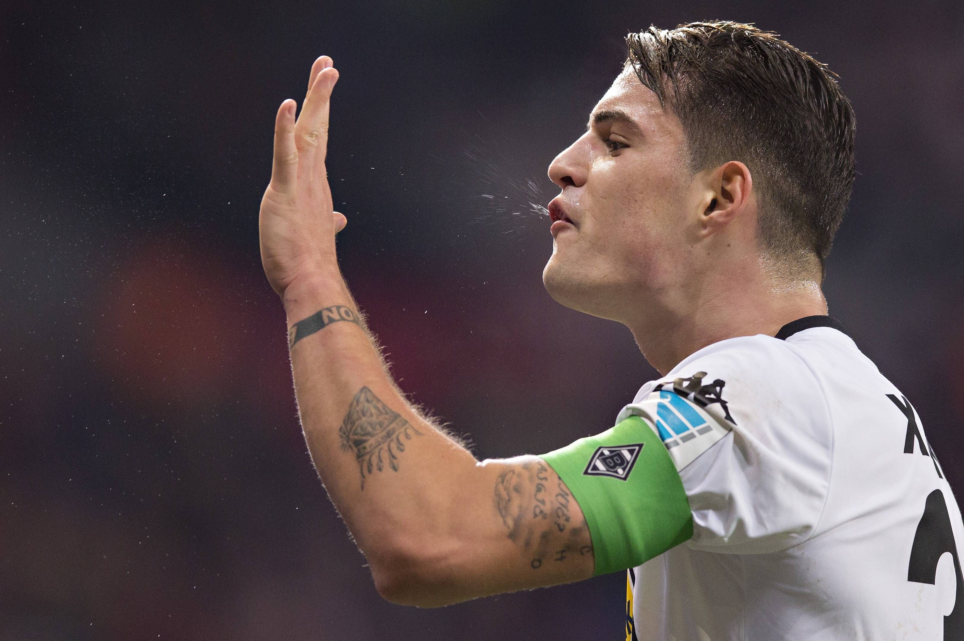 Granit Xhaka zeigt im Gladbach-Trikot etwas mit seiner linken Hand an.