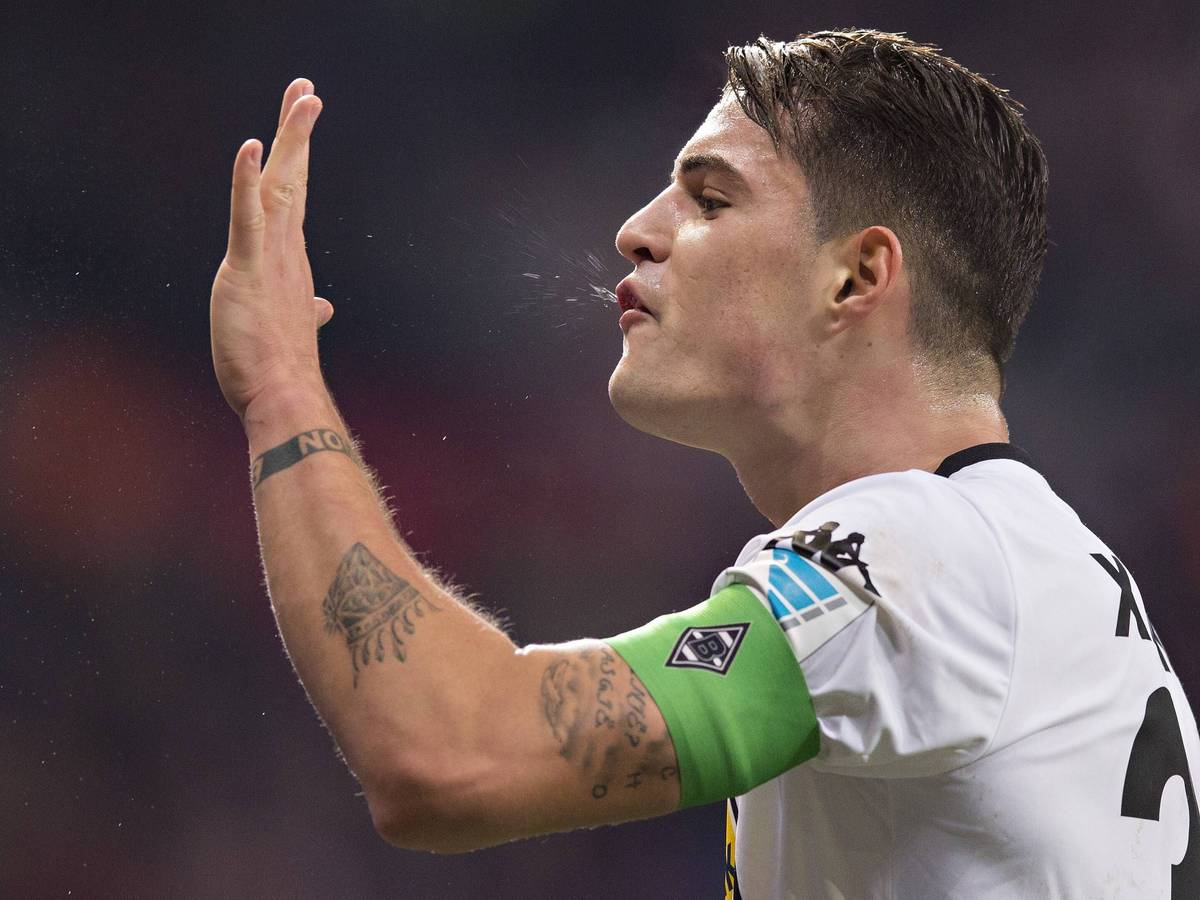 Granit Xhaka zeigt im Gladbach-Trikot etwas mit seiner linken Hand an.