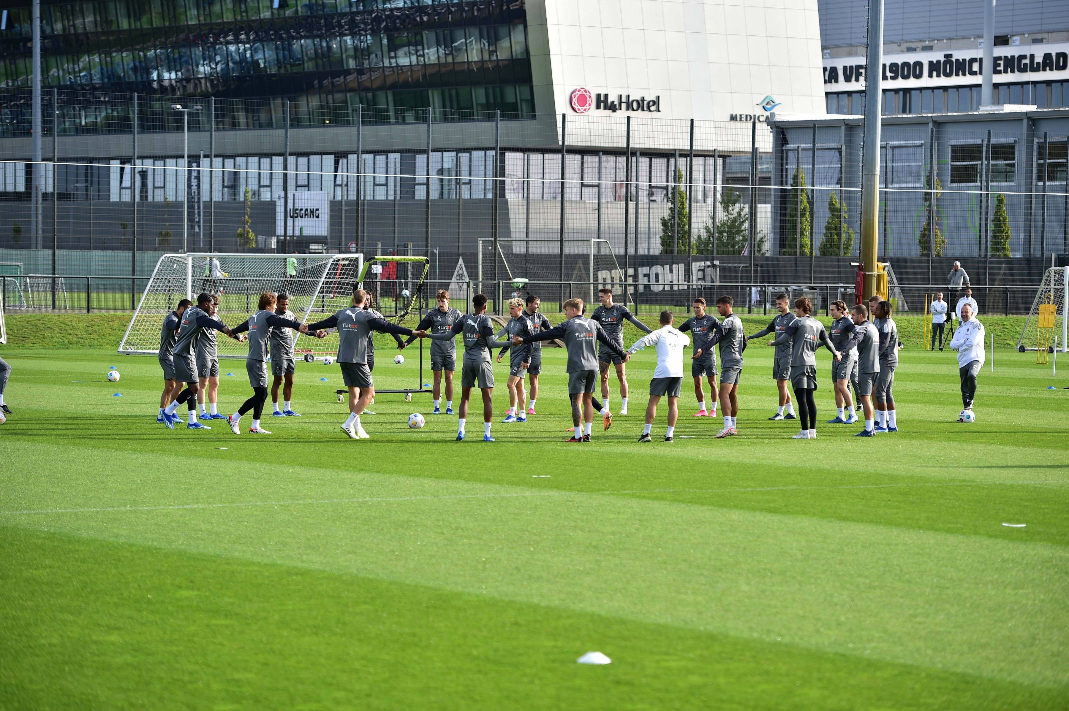 Die Borussia-Spieler bilden im Training einen Kreis.