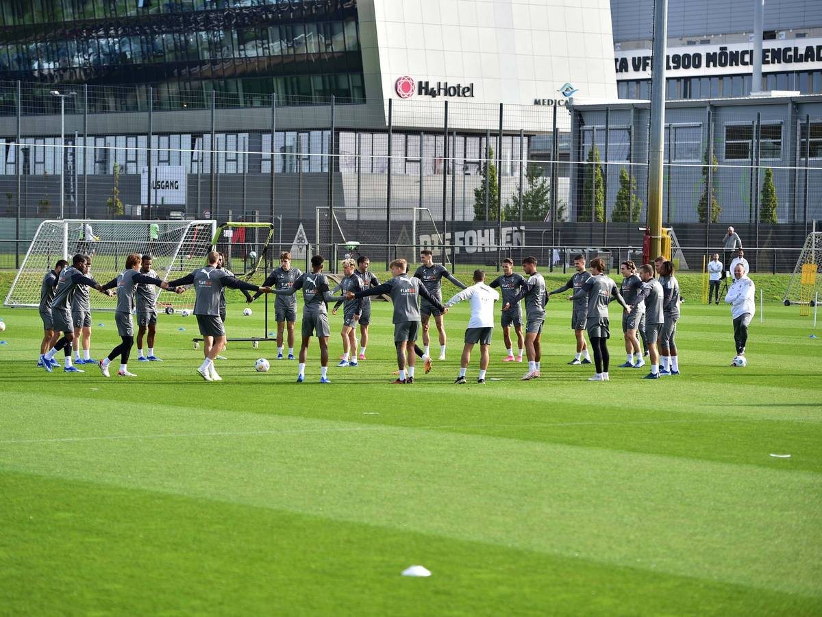 Die Borussia-Spieler bilden im Training einen Kreis.