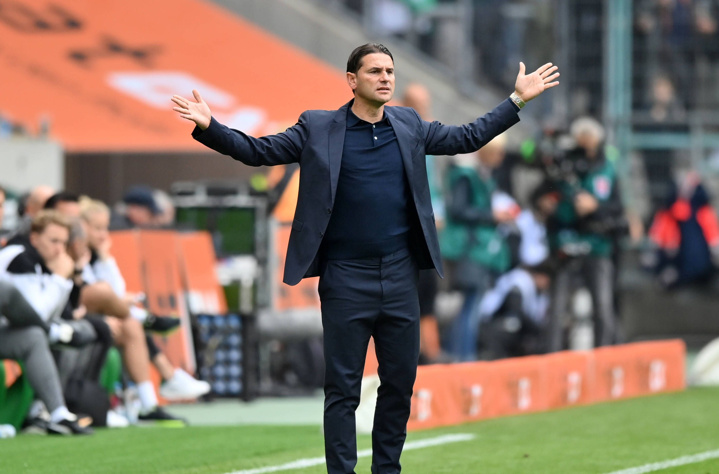 Gerardo Seoane streckt seine Arme beim Borussia-Spiel gegen Leipzig aus.