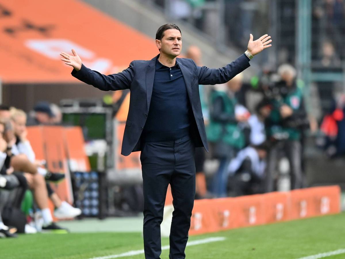 Gerardo Seoane streckt seine Arme beim Borussia-Spiel gegen Leipzig aus.
