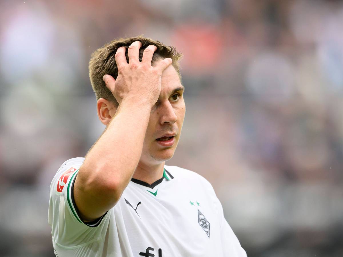 Maximilian Wöber fasst sich bei einem Borussia-Spiel an den Kopf.