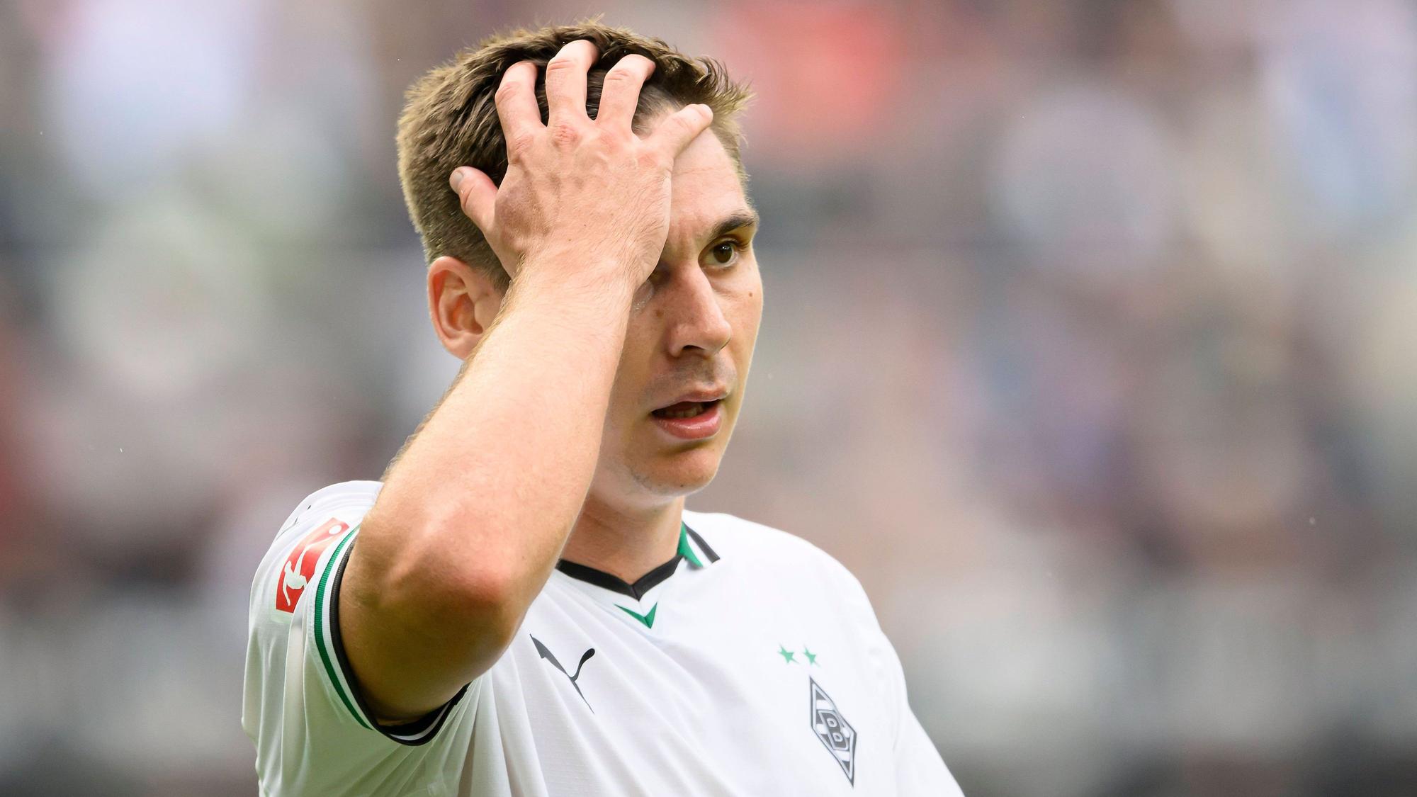 Maximilian Wöber fasst sich bei einem Borussia-Spiel an den Kopf.
