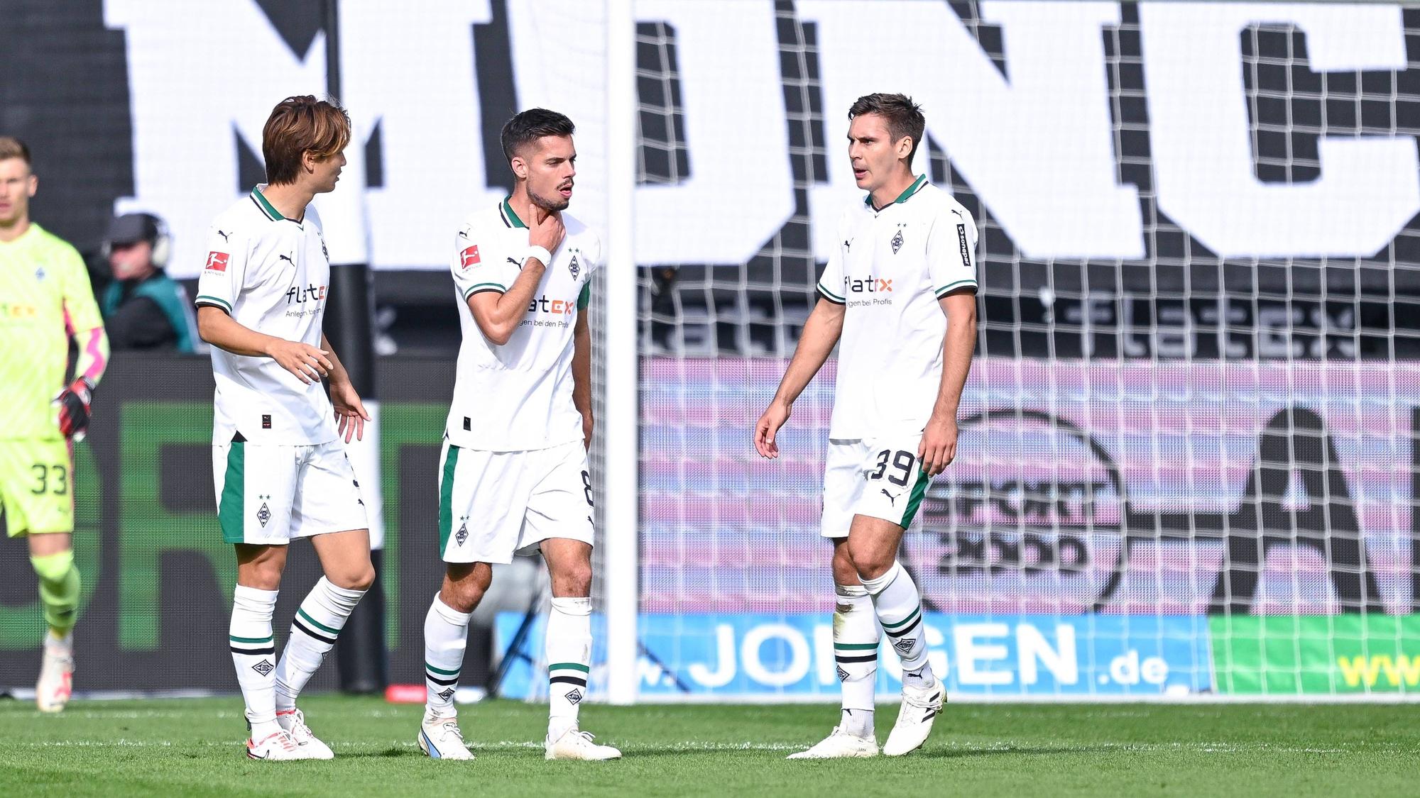 Ko Itakura, Julian Weigl und Max Wöber gestikulieren beim Spiel von Borussia Mönchengladbach gegen RB Leipzig im Borussia-Park.
