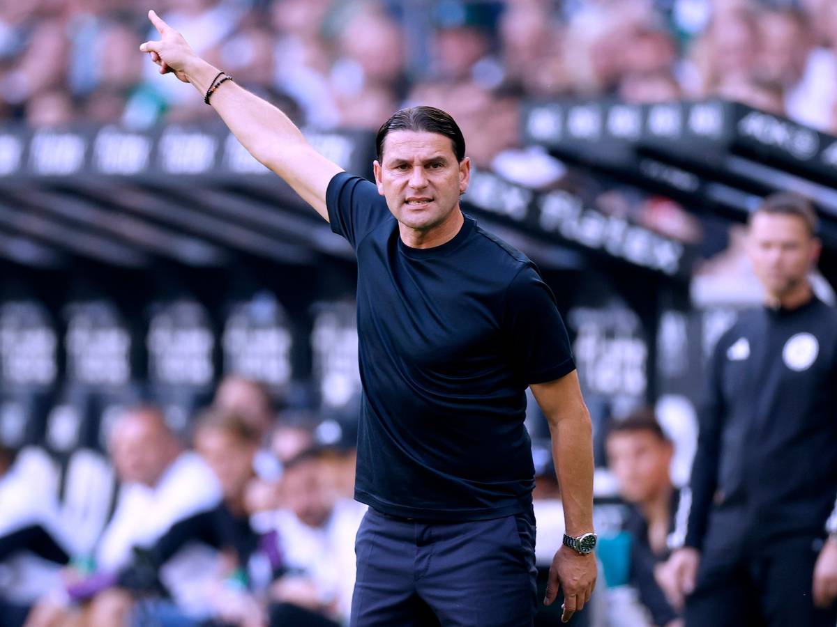 Gerardo Seoane zeigt mit seiner rechten Hand zur Seite.