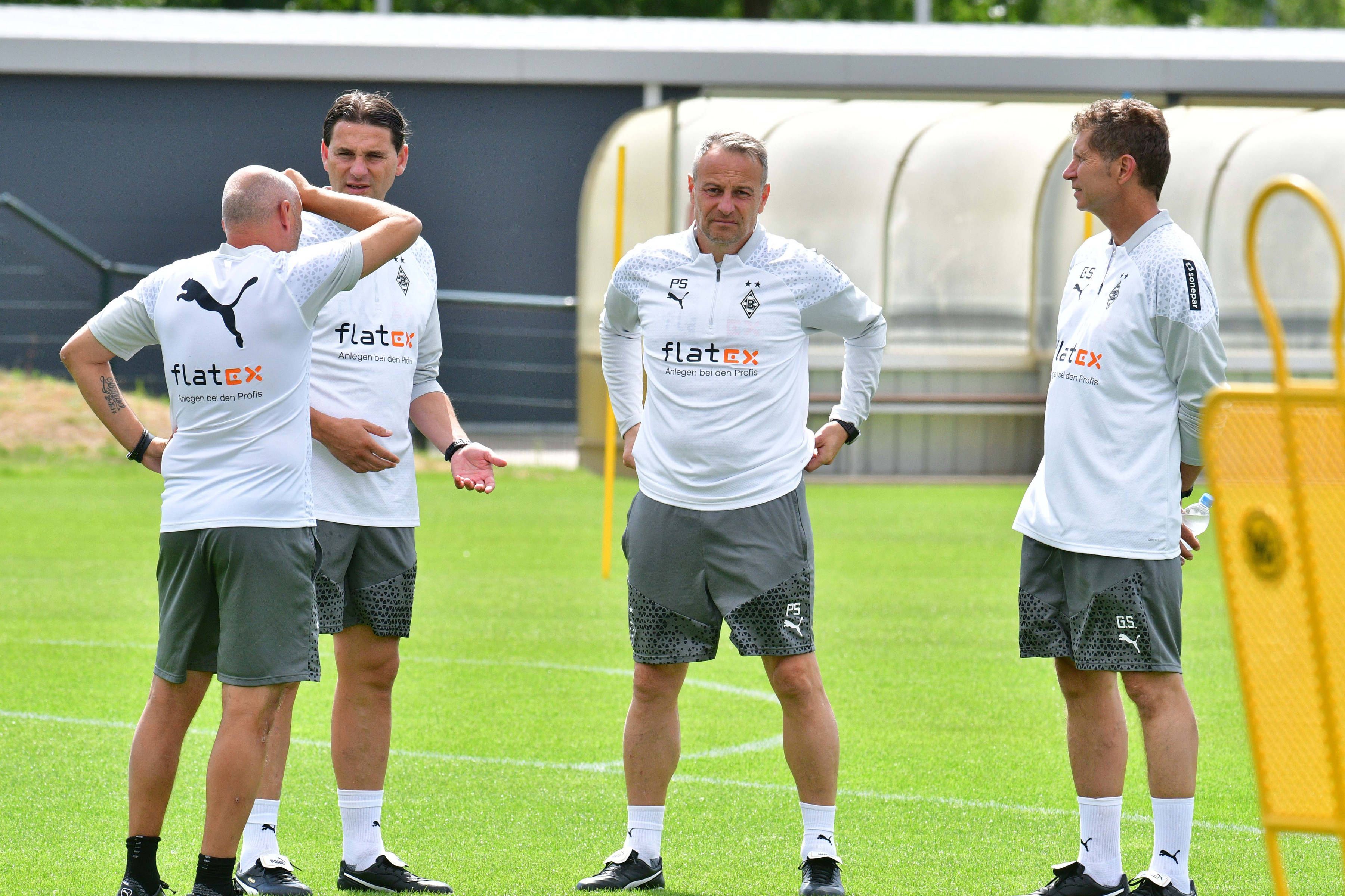 Der Trainerstab von Borussia unterhält sich während eines Trainings.