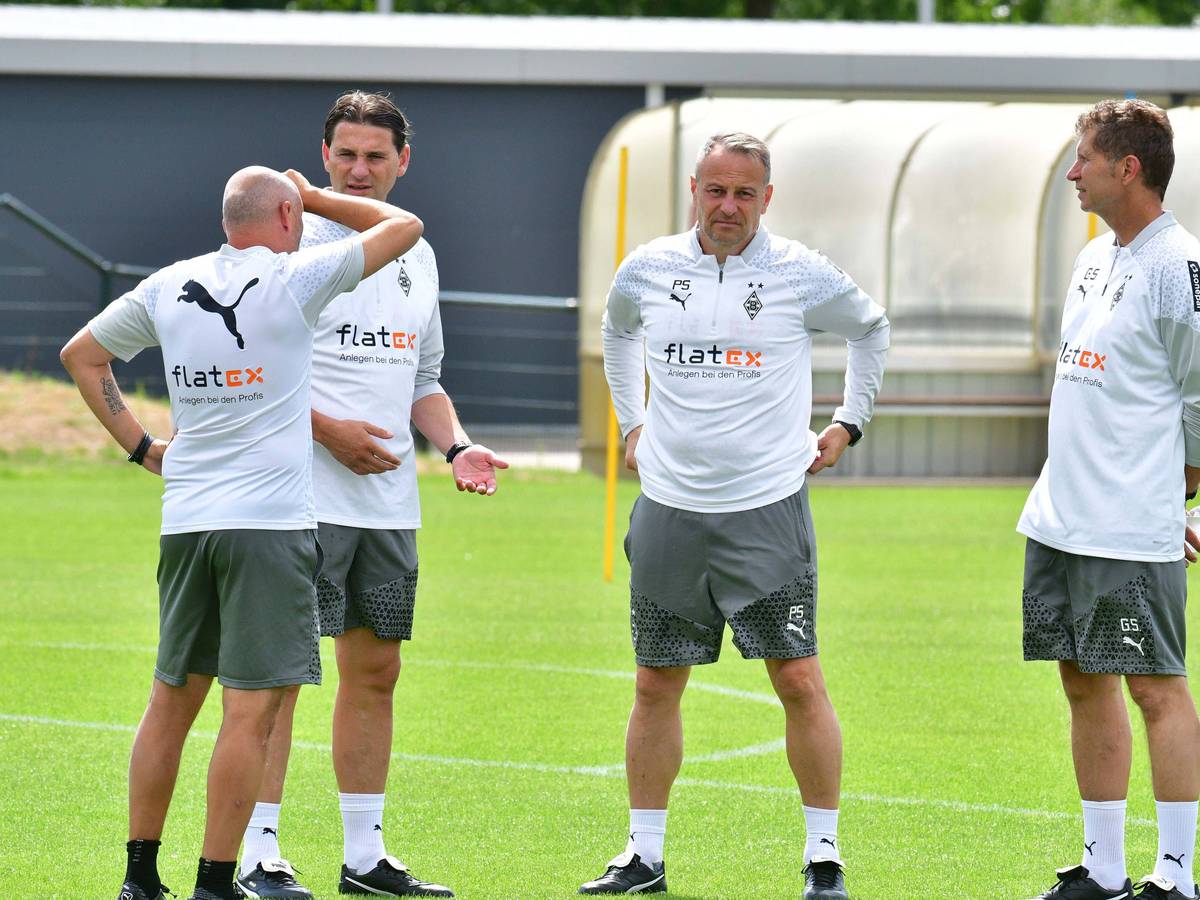 Der Trainerstab von Borussia unterhält sich während eines Trainings.
