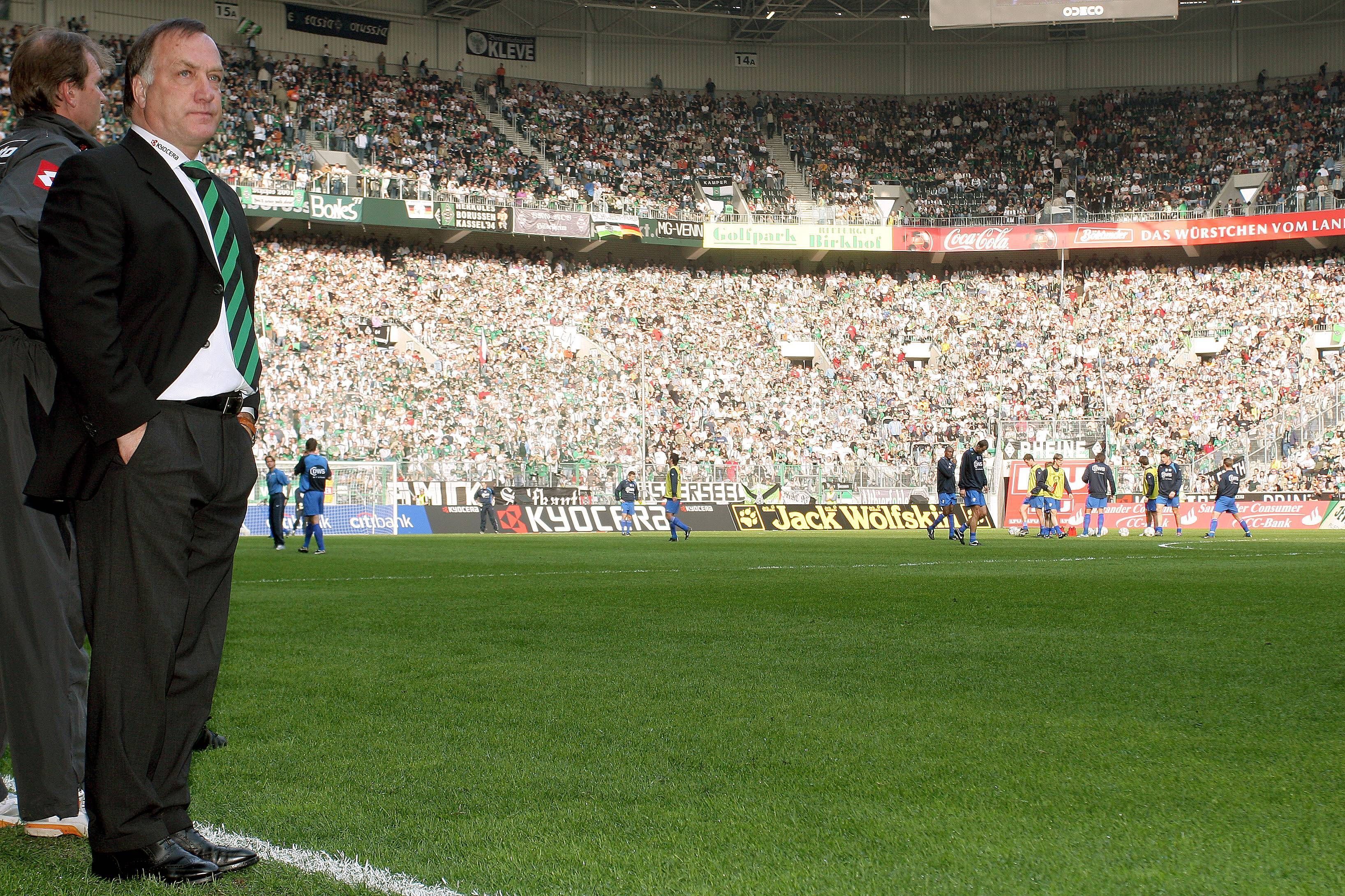Dick Advocaat steht an der Seitenlinie im Borussia-Park.