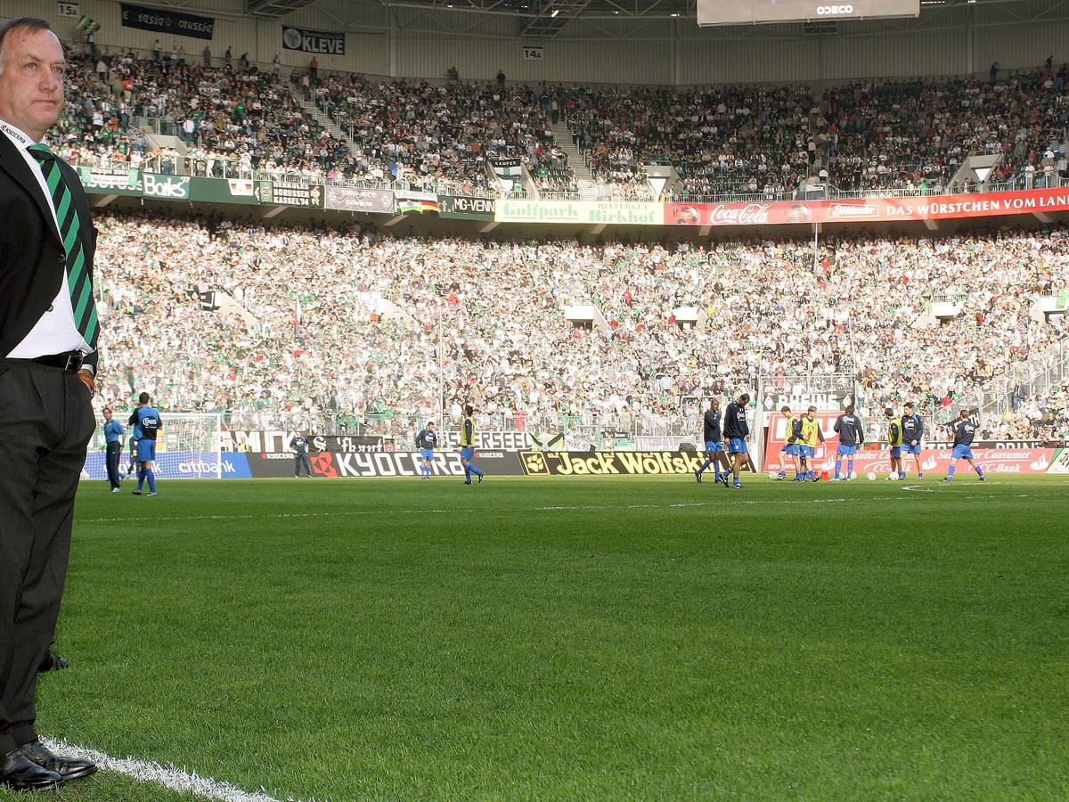 Dick Advocaat steht an der Seitenlinie im Borussia-Park.