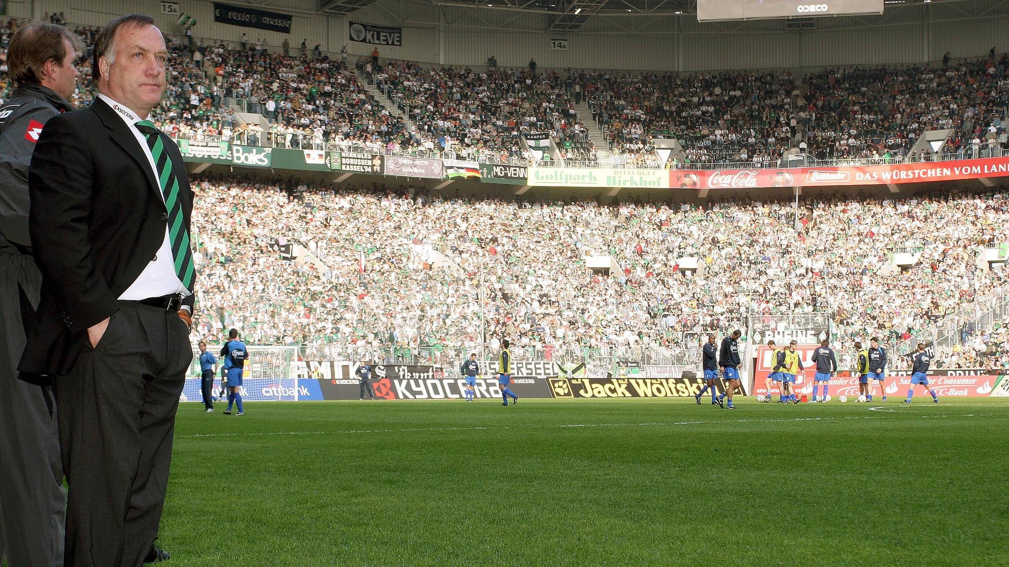 Dick Advocaat steht an der Seitenlinie im Borussia-Park.