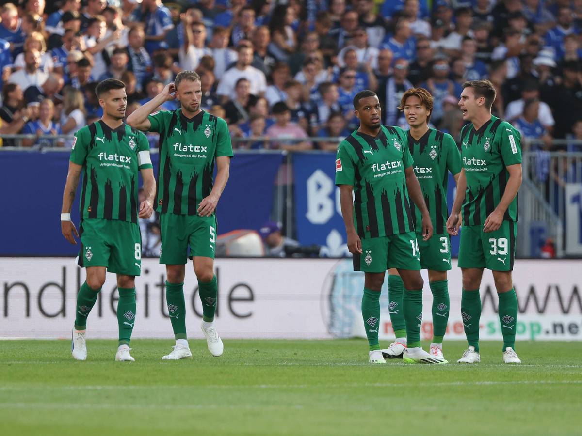 Spieler von Borussia Mönchengladbach unterhalten sich beim Auswärtsspiel gegen den SV Darmstadt 98 am 17. September 2023.