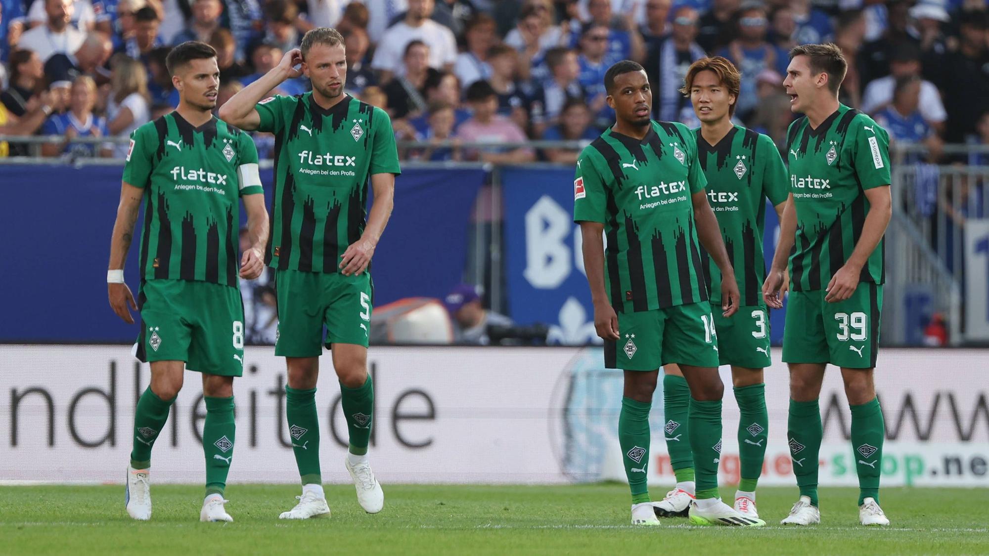Spieler von Borussia Mönchengladbach unterhalten sich beim Auswärtsspiel gegen den SV Darmstadt 98 am 17. September 2023.