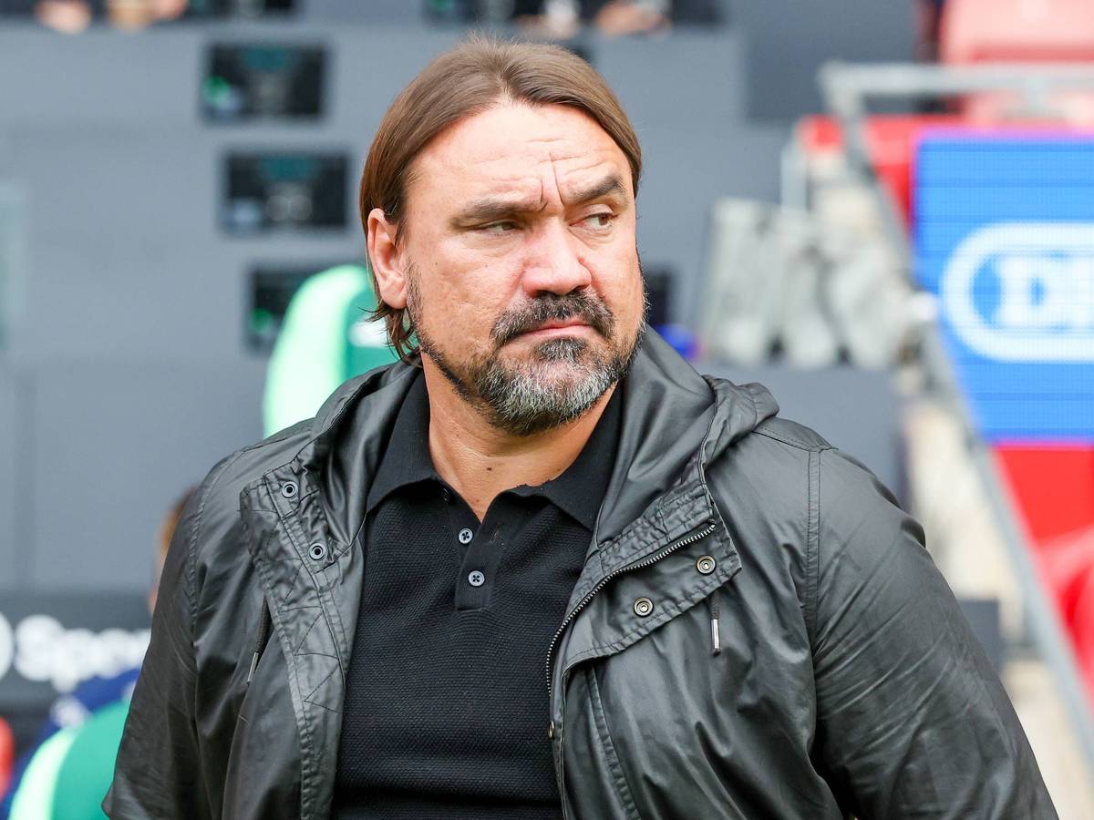 Daniel Farke steht am Spielfeldrand bei einer Partie von Leeds United.