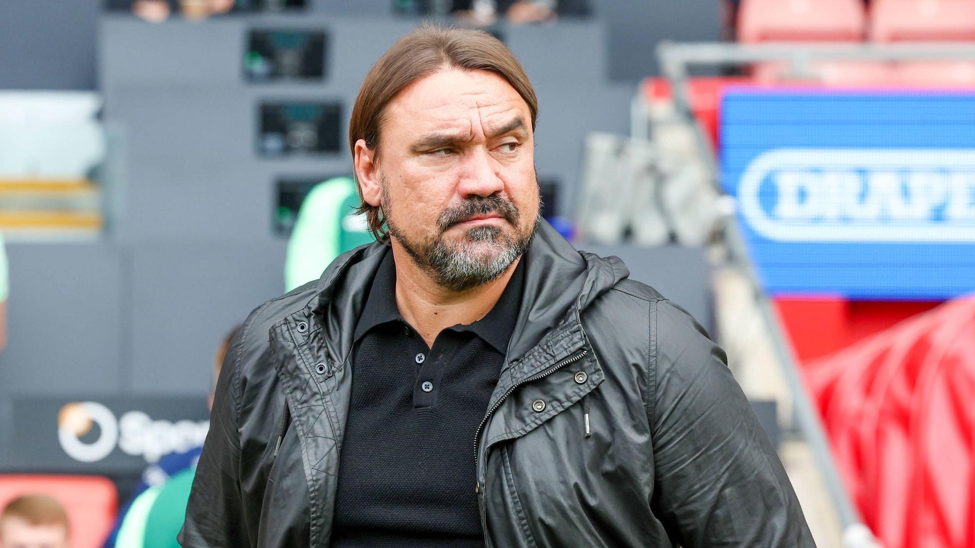 Daniel Farke steht am Spielfeldrand bei einer Partie von Leeds United.