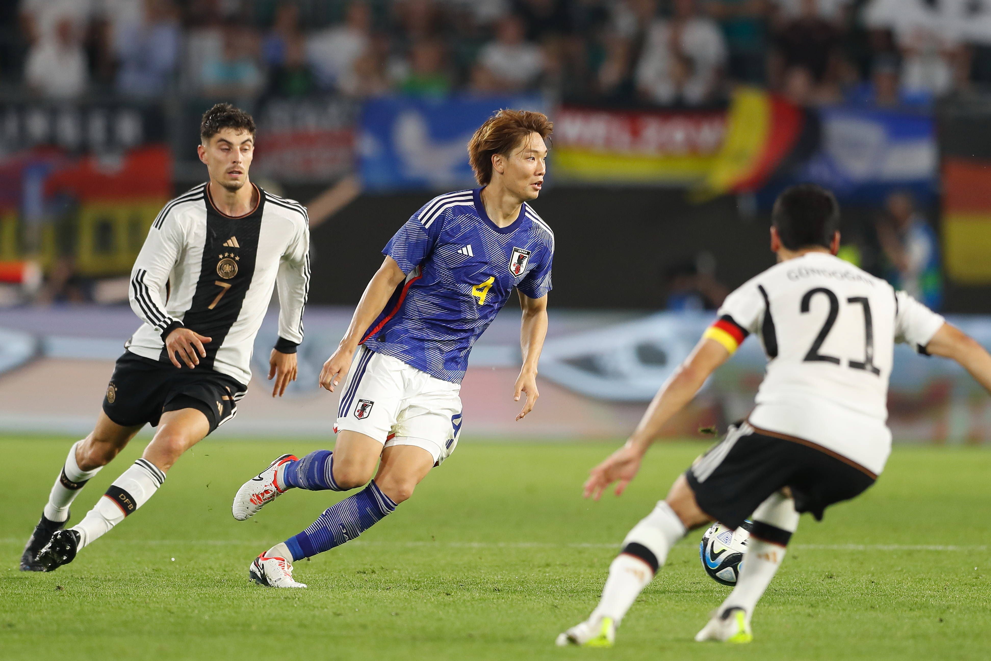 Ko Itakura von Borussia Mönchengladbach behauptet im Spiel zwischen Japan gegen Deutschland am 9. September 2023 den Ball.