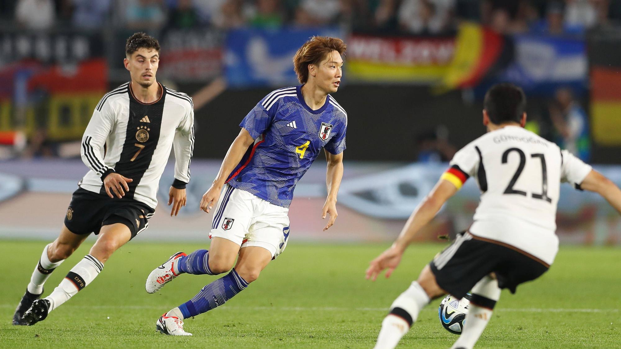 Ko Itakura von Borussia Mönchengladbach behauptet im Spiel zwischen Japan gegen Deutschland am 9. September 2023 den Ball.