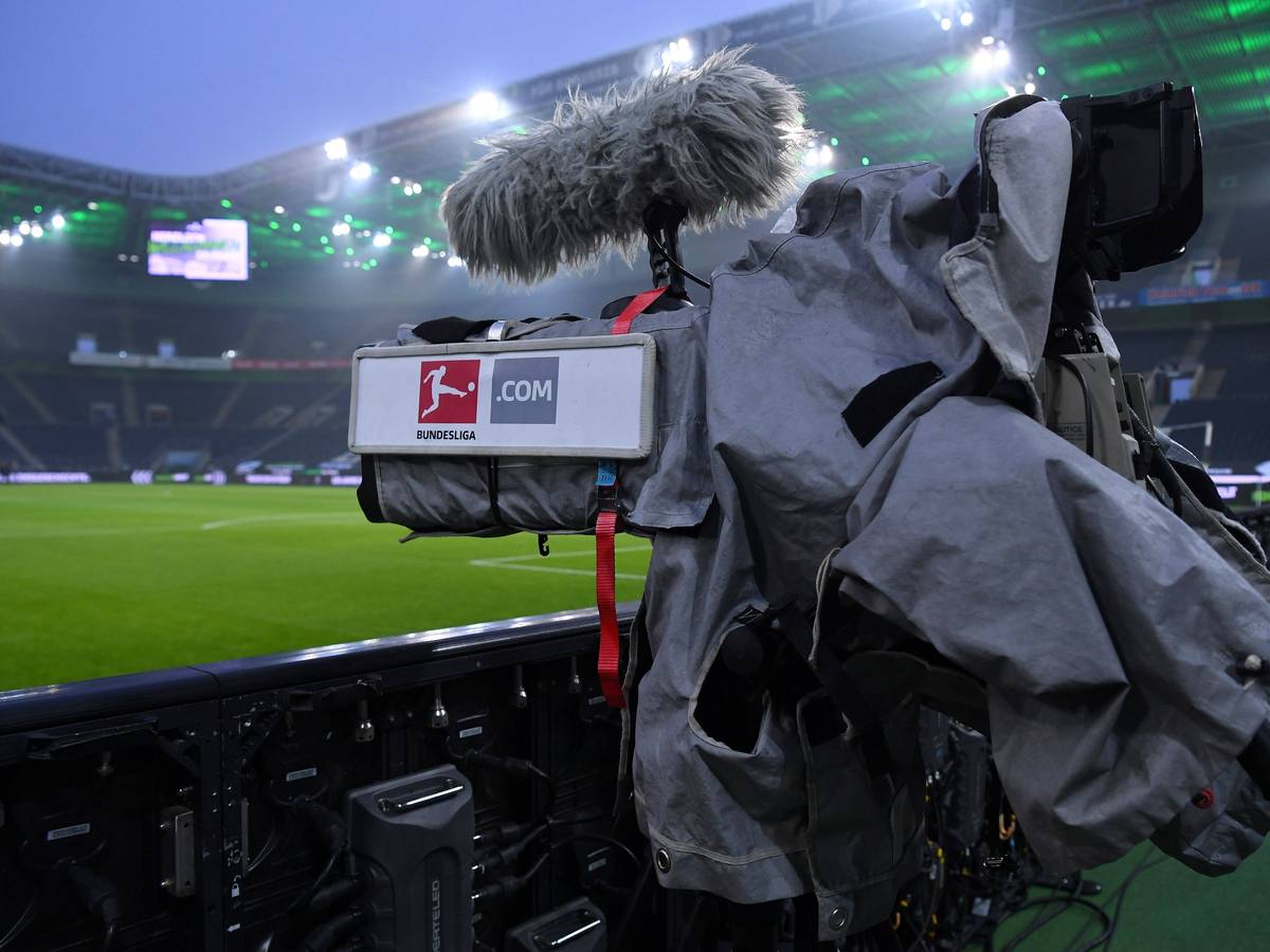 Eine TV-Kamera bei einem Borussia-Spiel.