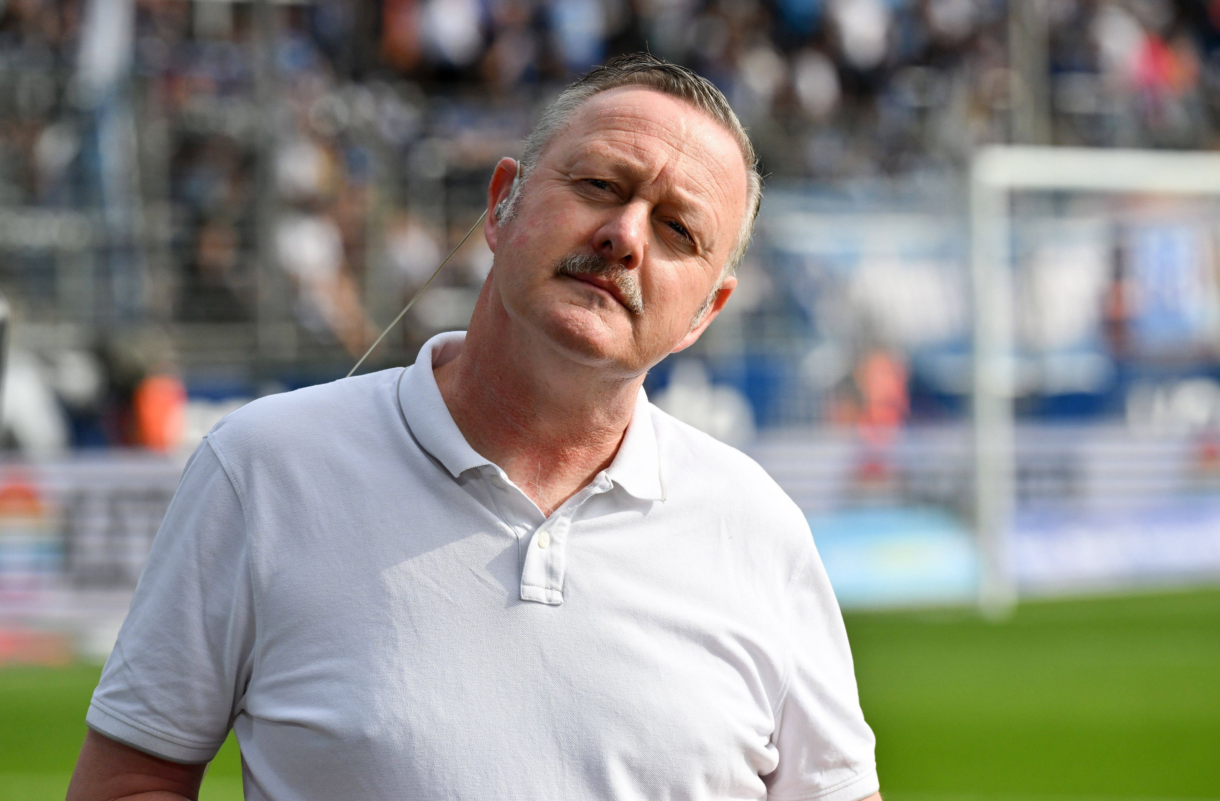 Roland Virkus steht am Spielfeldrand in Bochum.