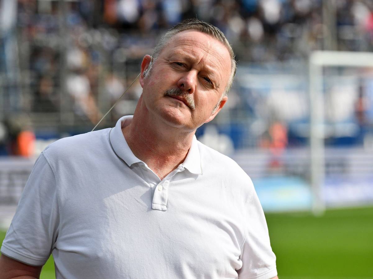 Roland Virkus steht am Spielfeldrand in Bochum.
