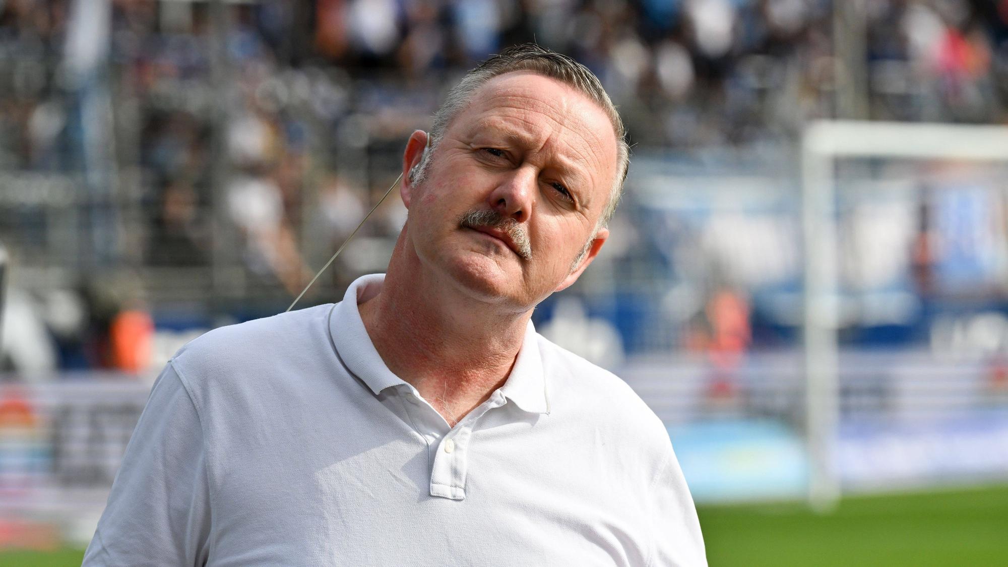 Roland Virkus steht am Spielfeldrand in Bochum.