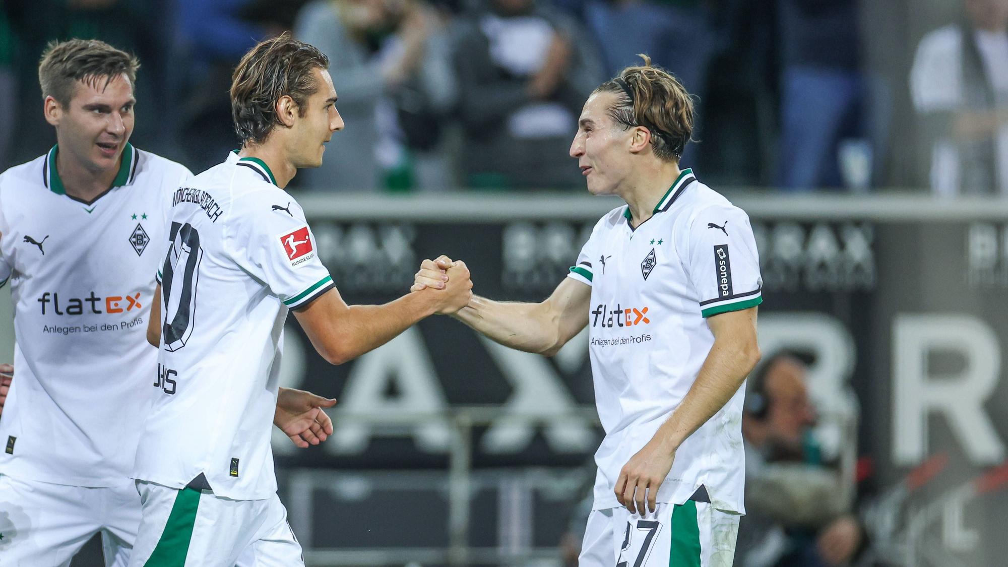 Florian Neuhaus und Rocco Reitz (v.l.n.r.) schlagen ein.