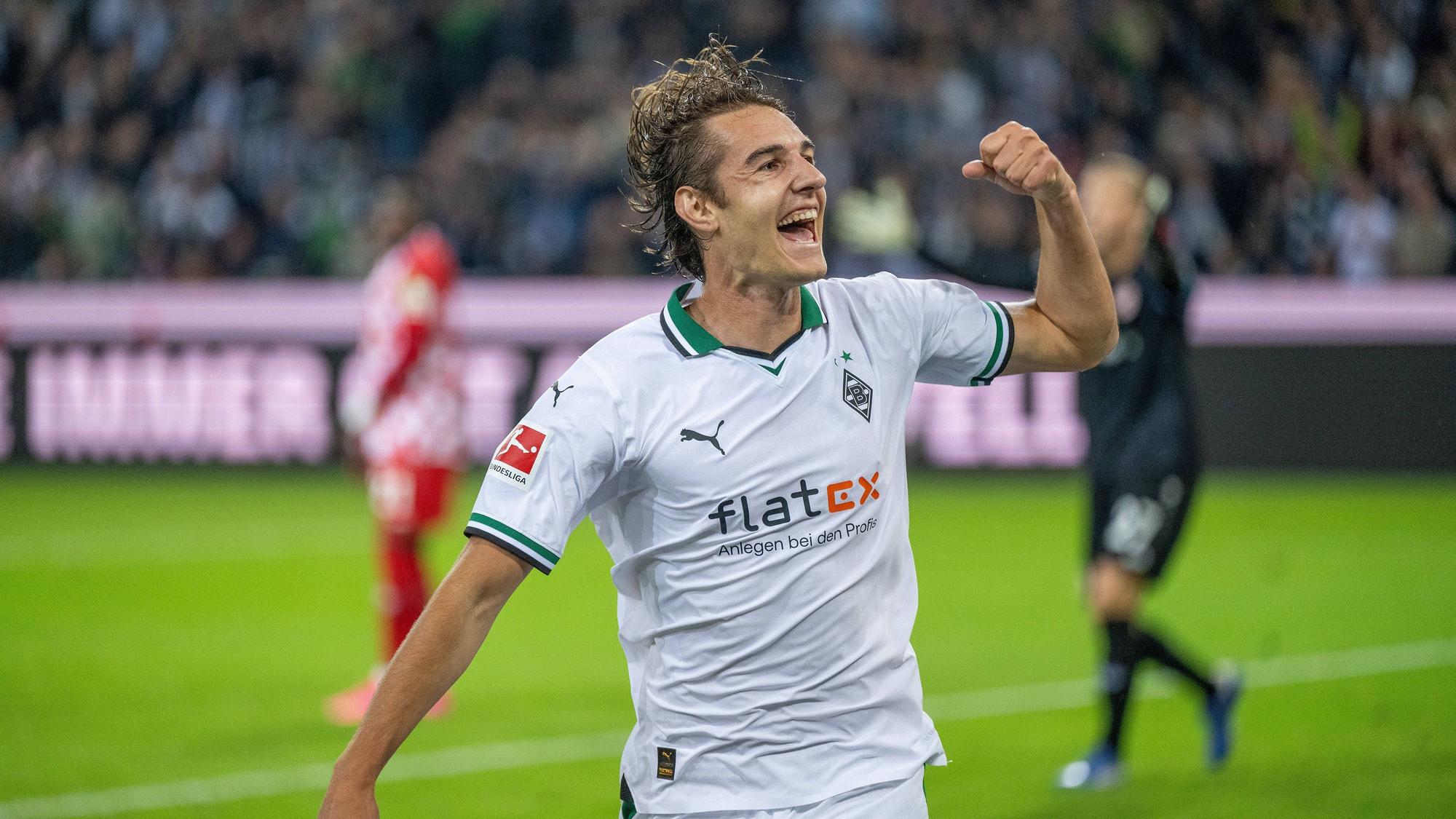 Florian Neuhaus lacht und ballt die Faust zum Jubel.