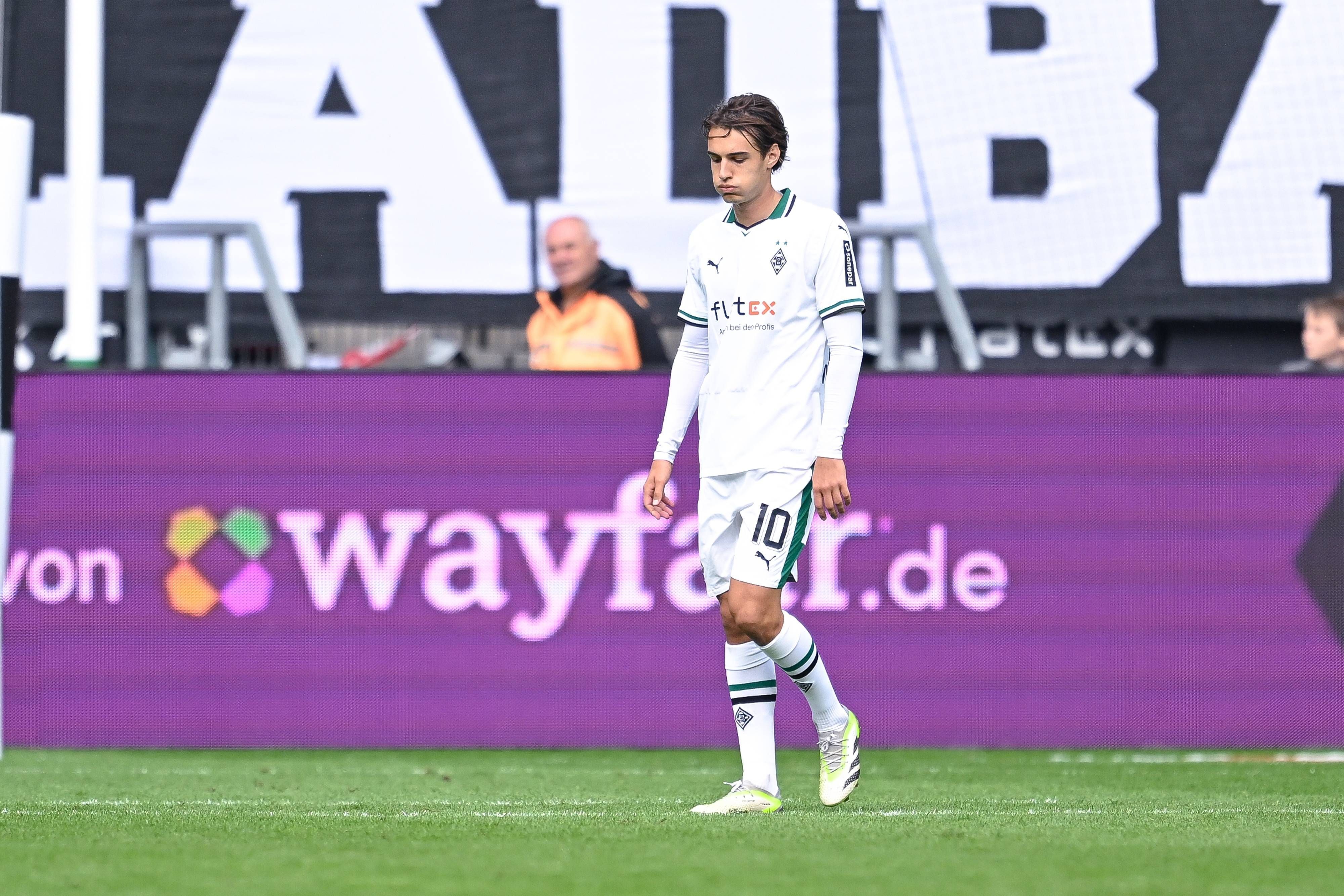 Florian Neuhaus schaut nach einer Borussia-Pleite enttäuscht auf den Rasen.