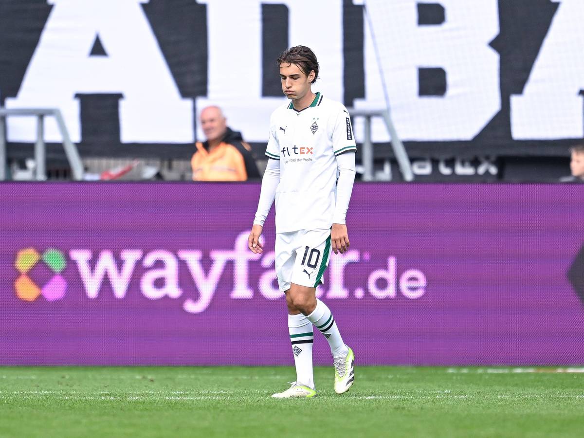 Florian Neuhaus schaut nach einer Borussia-Pleite enttäuscht auf den Rasen.