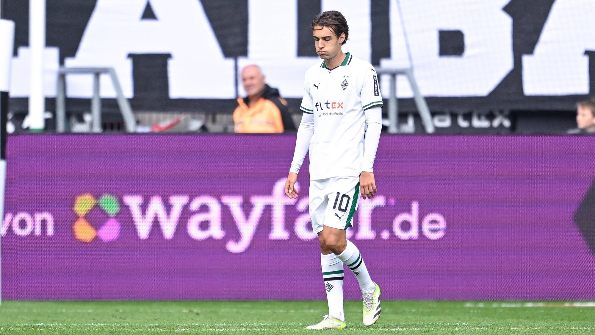 Florian Neuhaus schaut nach einer Borussia-Pleite enttäuscht auf den Rasen.